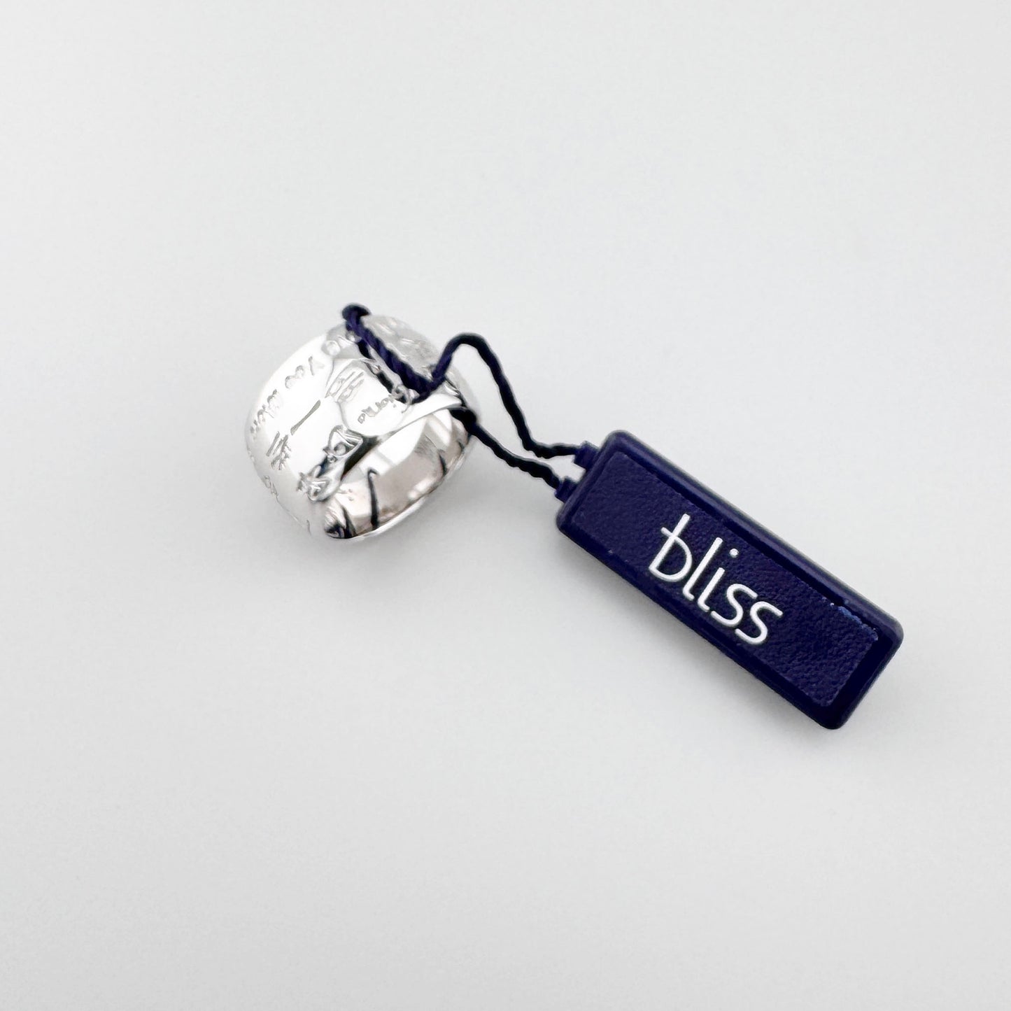Anillo grabado Bliss Gioielli con forma ancha y brillo plateado limpio