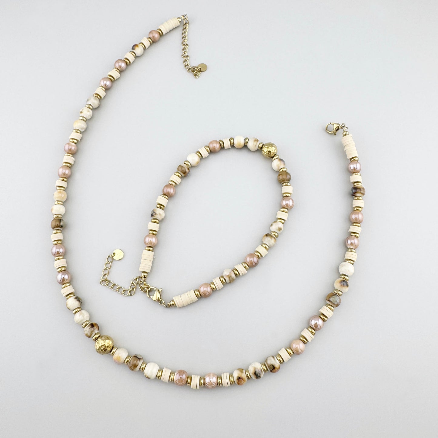 Collier en céramique enroulé avec fermoir doré et perles aspect marbré