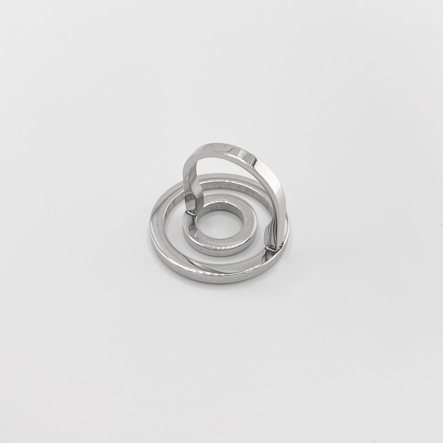 Bague argentée futuriste avec cercles concentriques vue du dessus