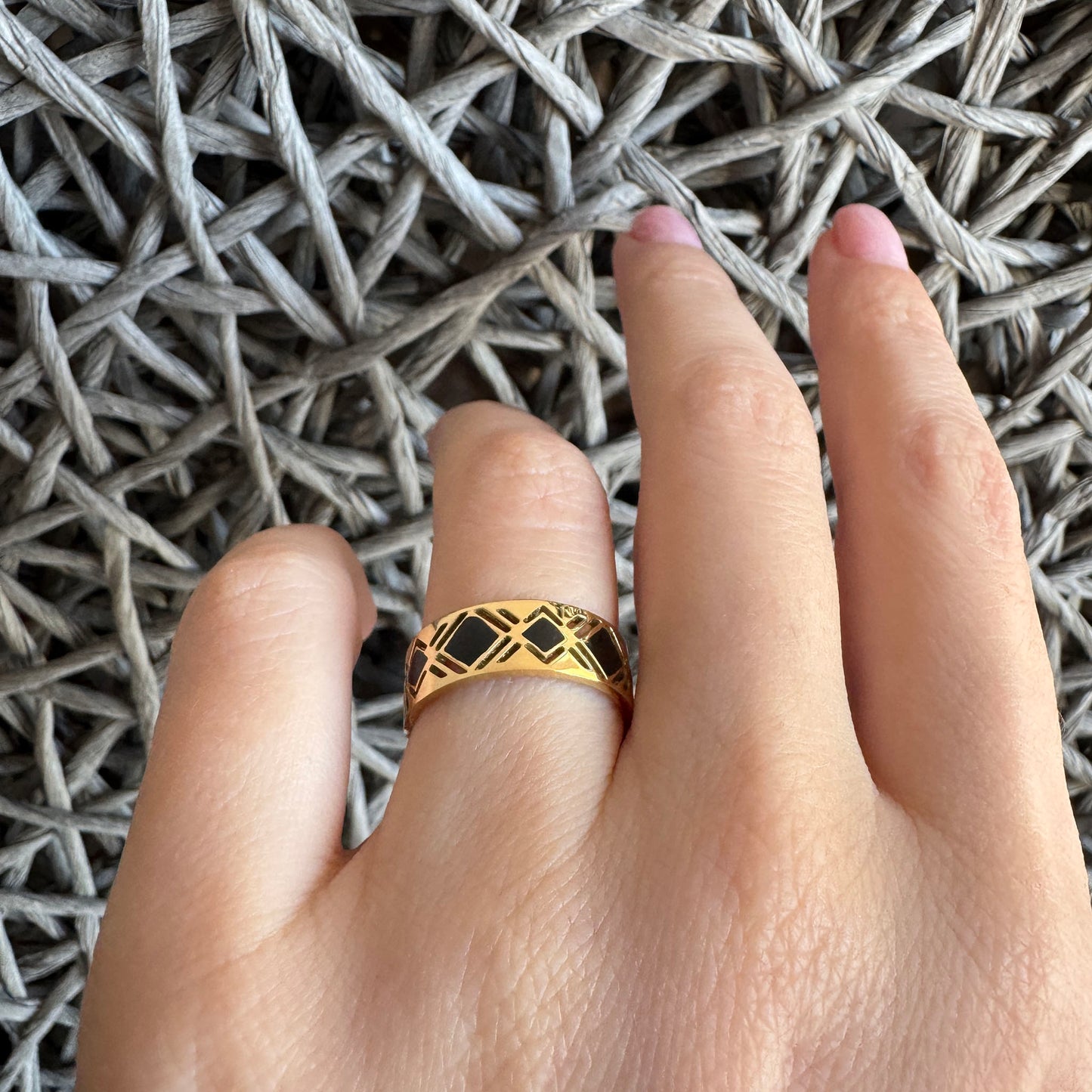 Eleganter IRL-Ring mit geometrischem Muster und schwarzer Emaille, stilvoll getragen
