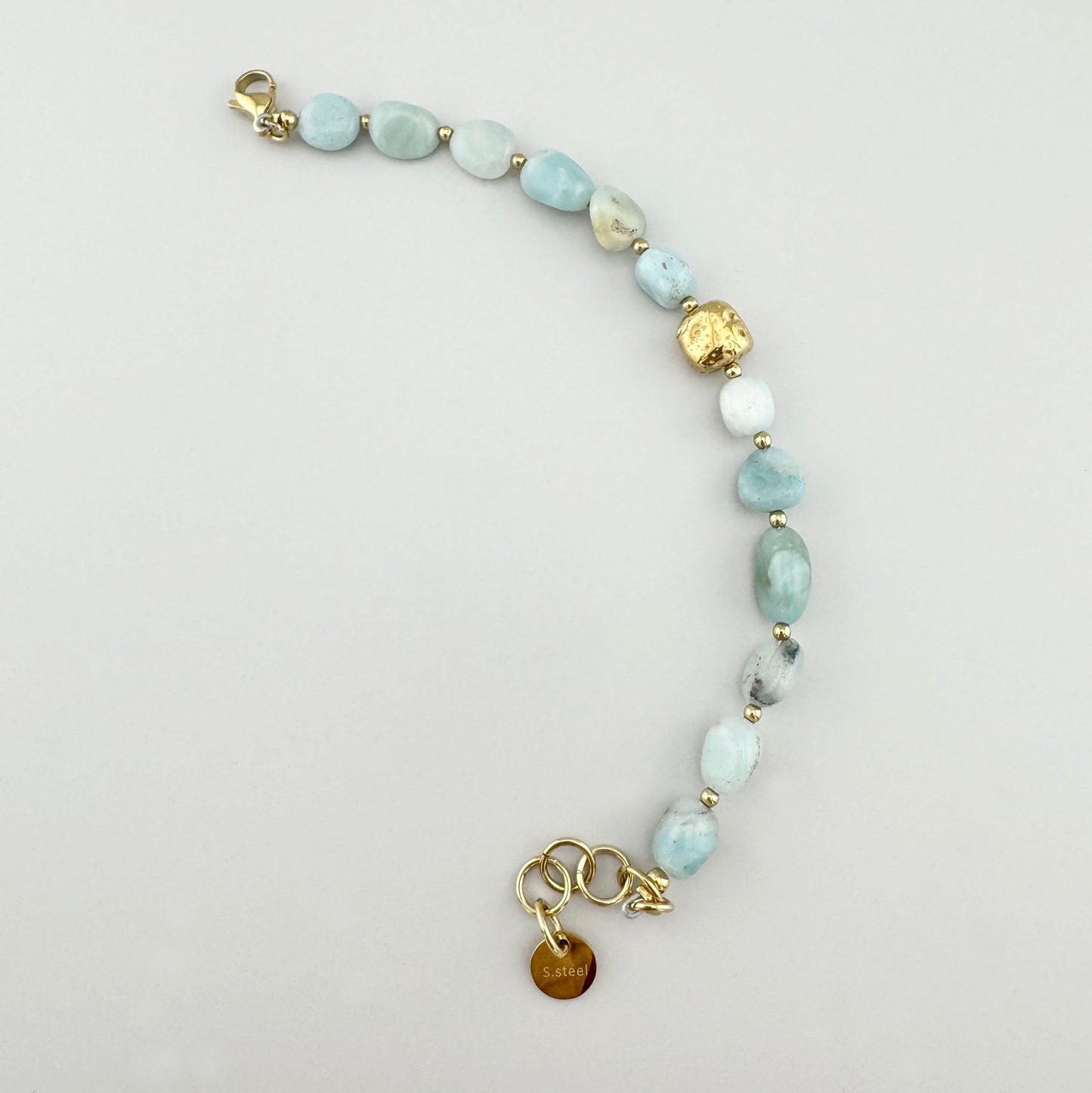 Bracelet en amazonite aux tons menthe et or avec perles rondes