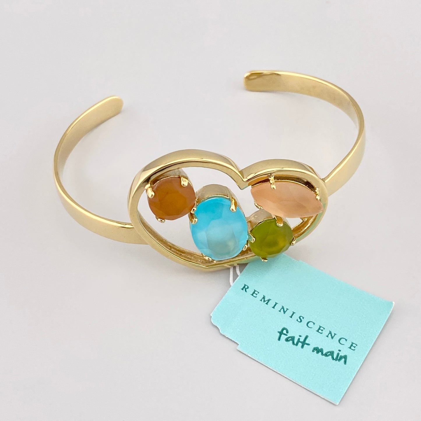 Bracelet cœur doré avec cristaux pastel et finition délicate