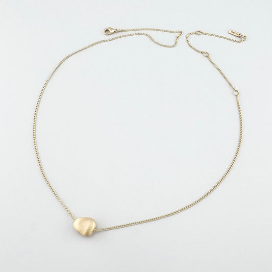 Naszyjnik Pilgrim z zawieszką o organicznej formie i matowym wykończeniu na białym tle