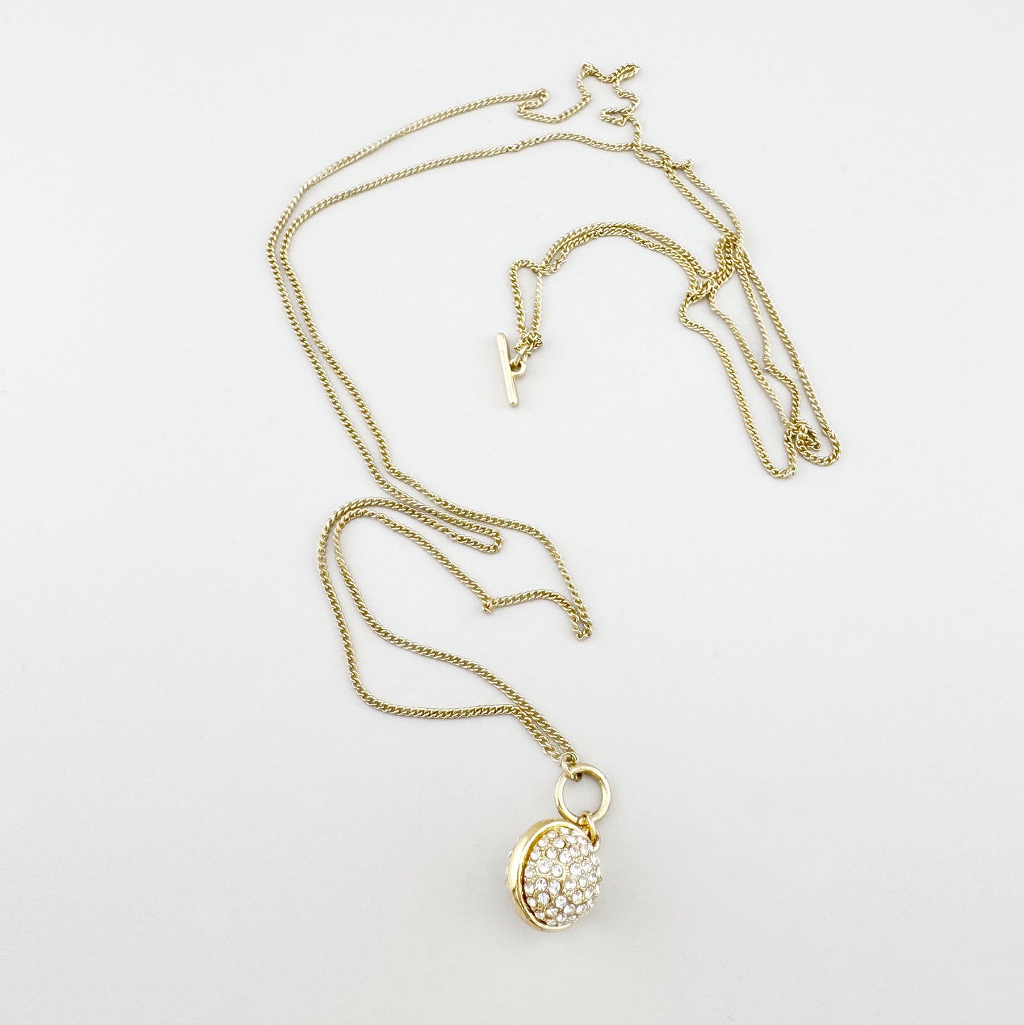 Collier Pilgrim doré avec pendentif sphérique en cristaux présenté dans son écrin