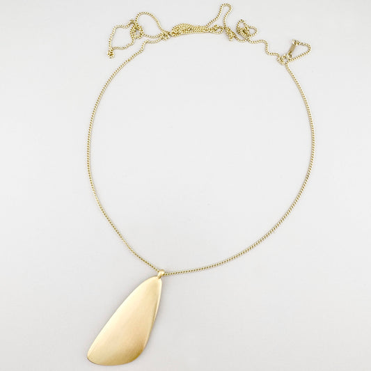 Naszyjnik Pilgrim z dużym wisorem o organicznej formie na białym tle