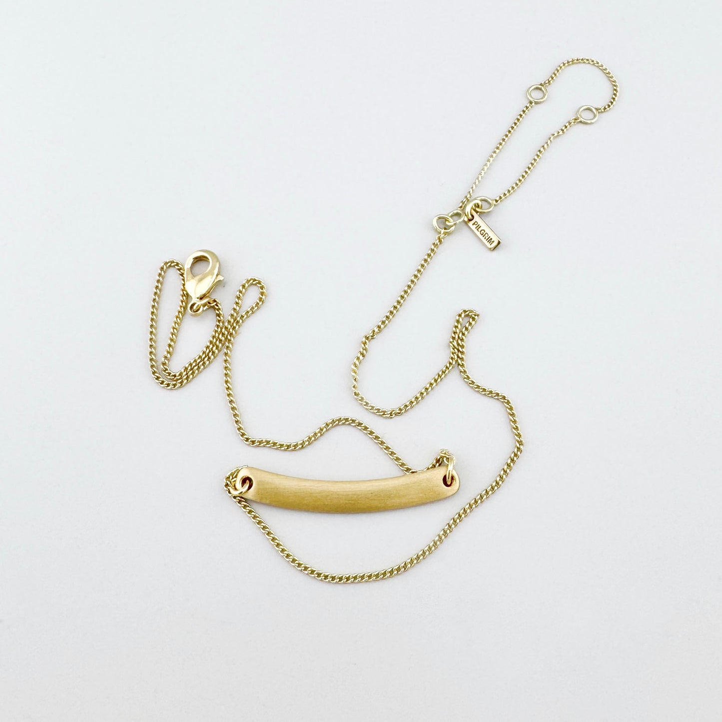Collier Pilgrim doré avec pendentif rectangulaire et rangée de cristaux
