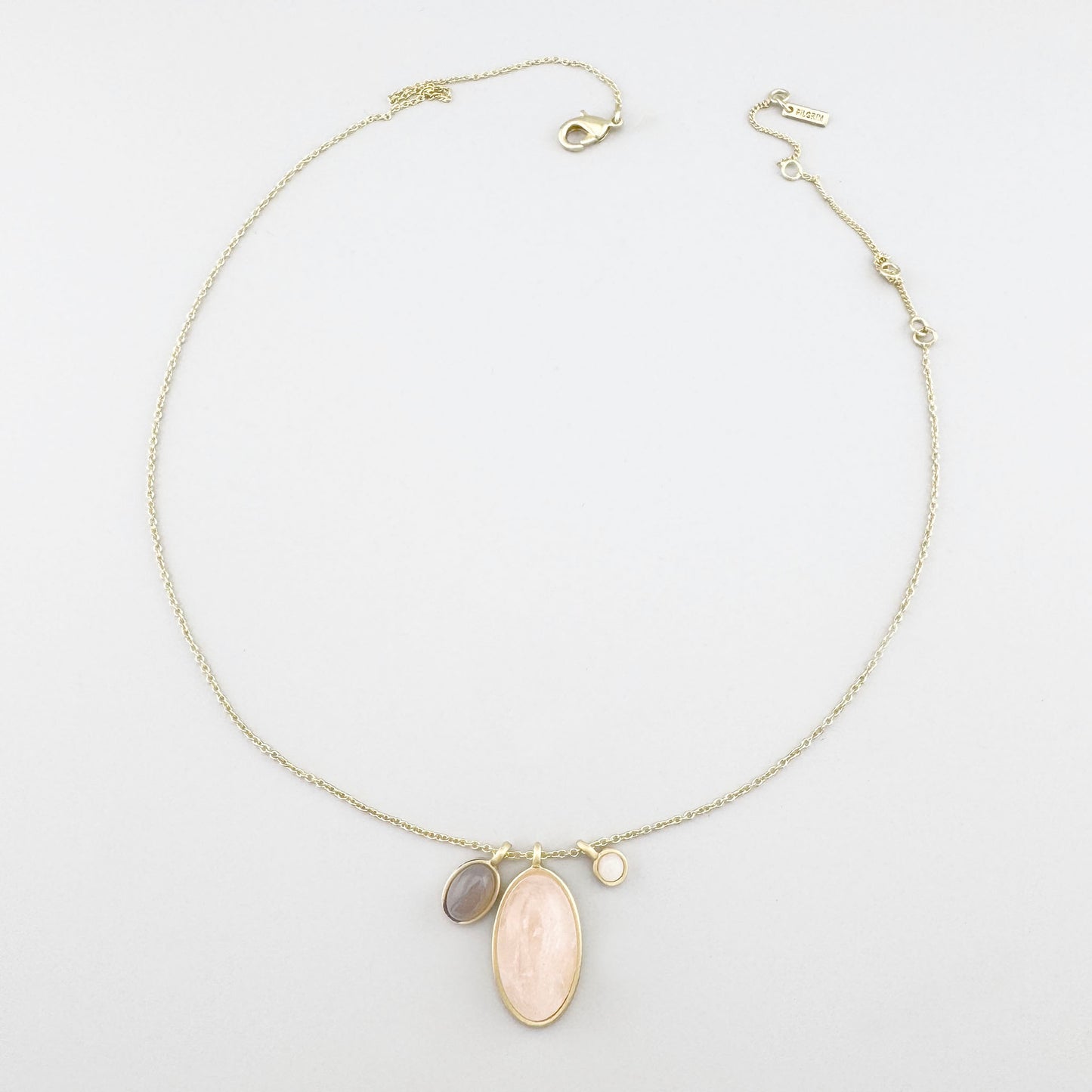 Collier Pilgrim doré avec quartz rose, jade blanc et quartz gris