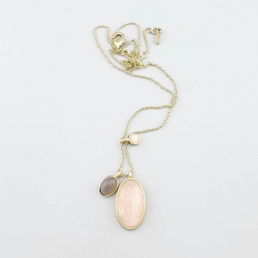 Naszyjnik Pilgrim z kwarcem różowym, jadeitem i szarym kwarcem w złotej oprawie