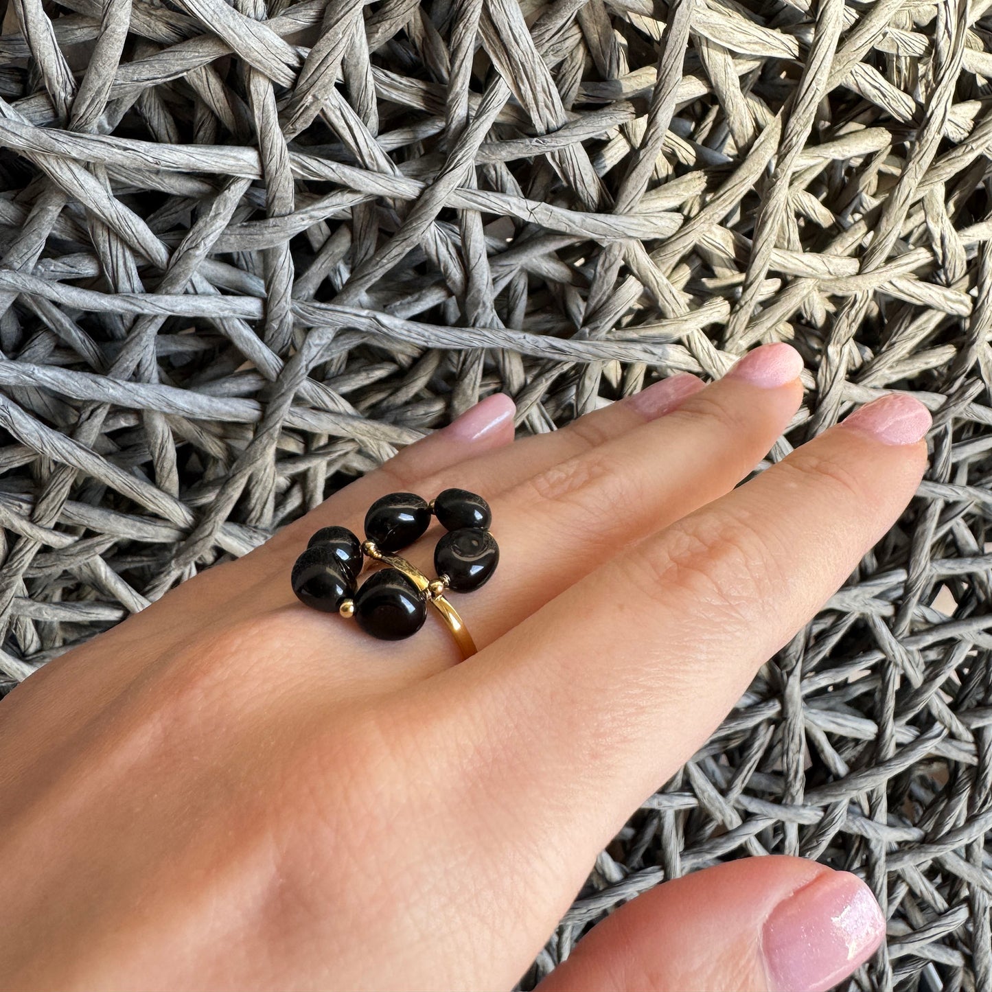 Anillo IRL con ónix natural y base chapada en oro visto desde arriba