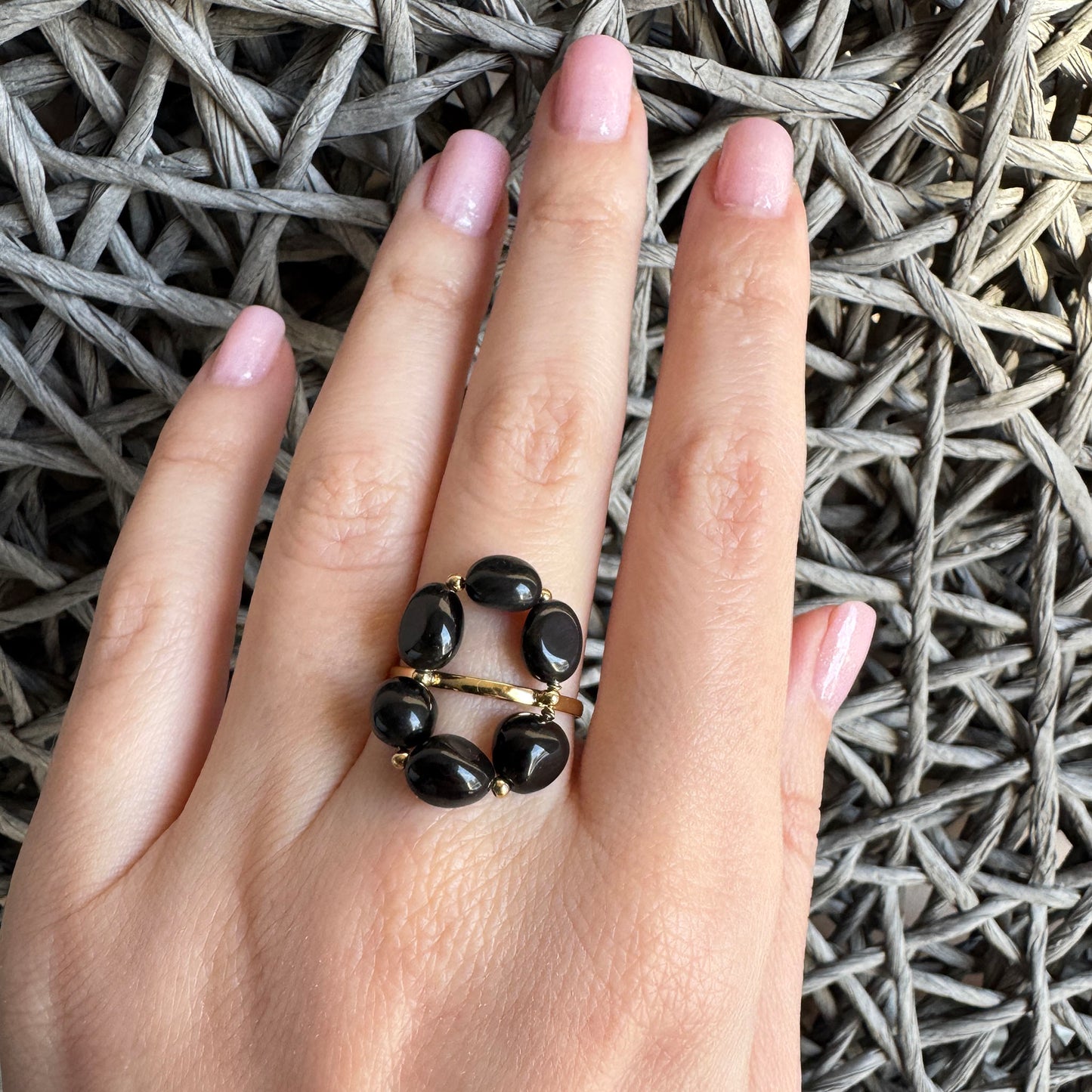 IRL-Ring mit natürlichem Onyx und goldfarbener Basis elegant getragen