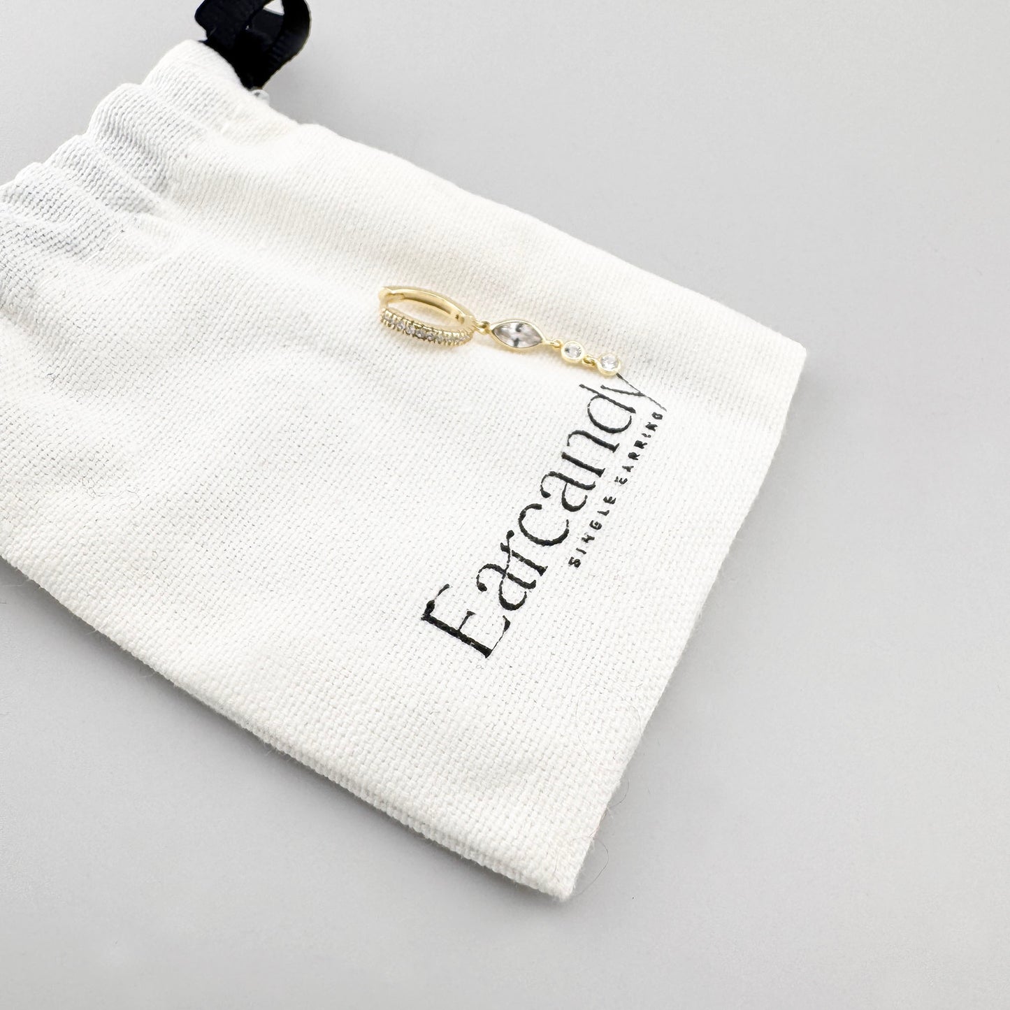 Pendiente único Earcandy con circonitas y forma alargada de brillo delicado