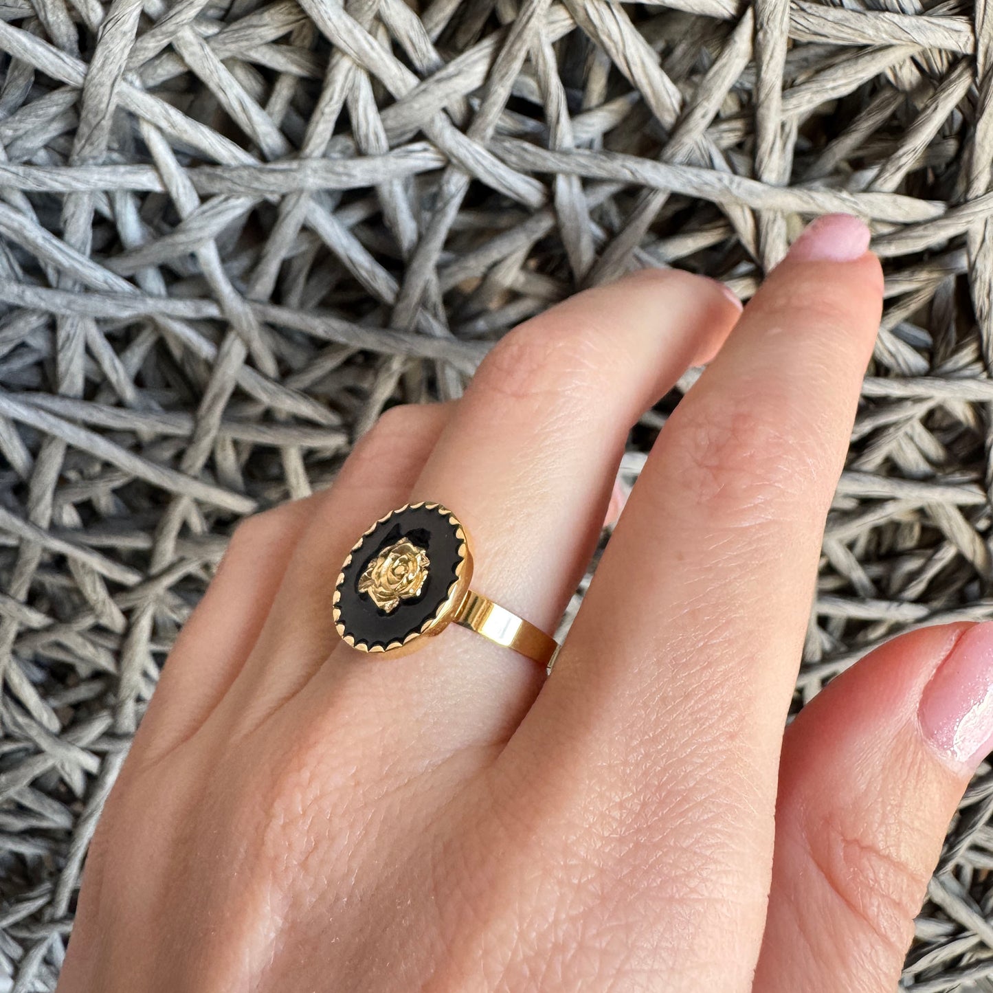 Vergoldeter IRL Ring mit Rose und schwarzer Emaille im Art-déco-Look