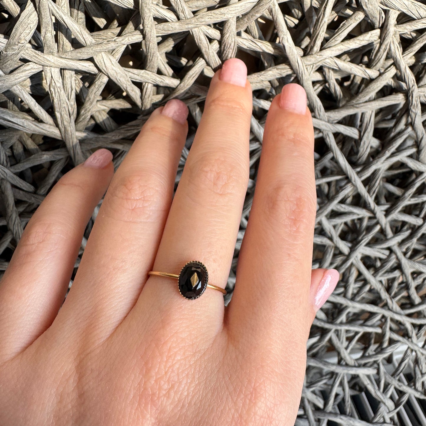 Vergoldeter Ring mit natürlichem Onyx und klassischem Design für elegante Styles
