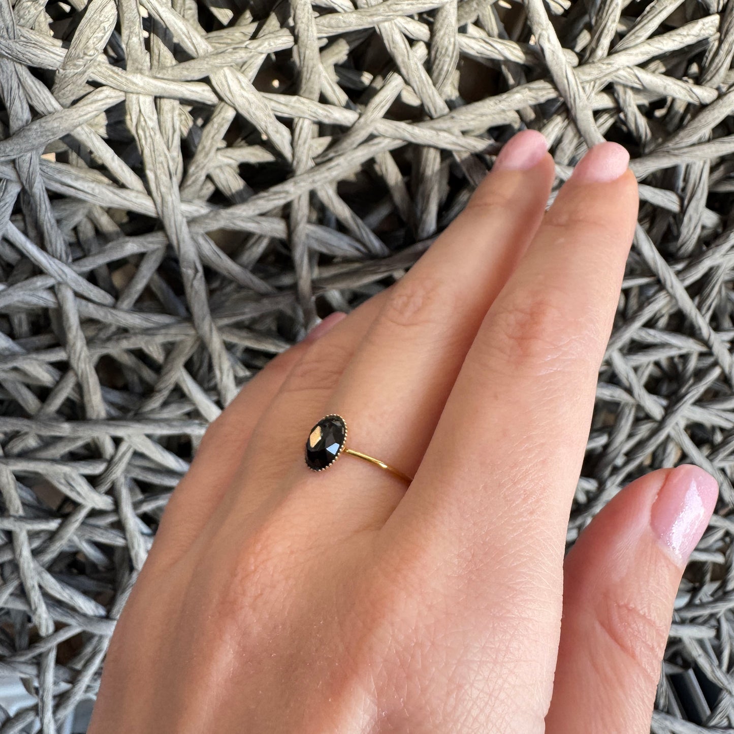 Anillo dorado con ónix natural y estilo clásico atemporal
