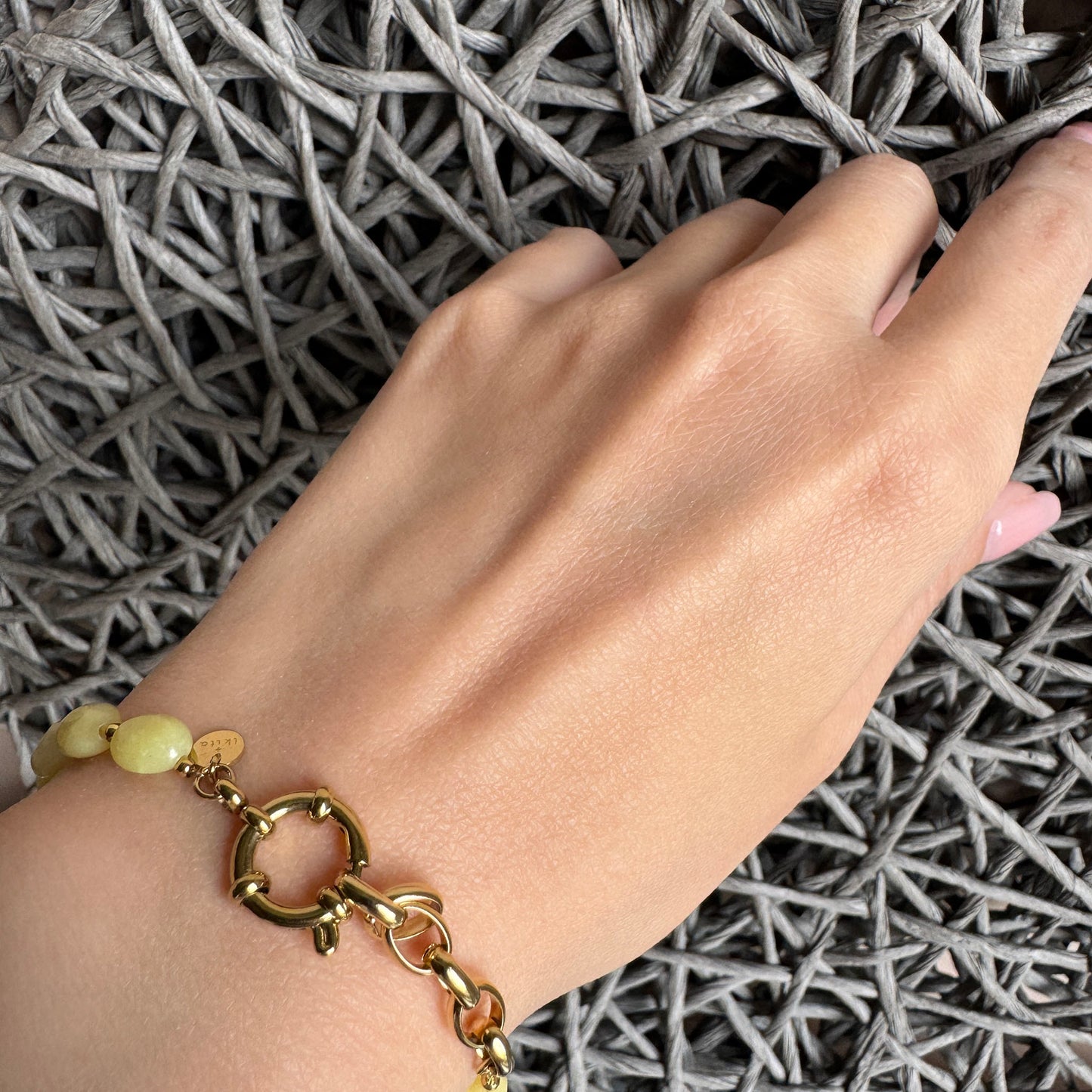 Gelbes Jade-Armband mit goldenem Toggle-Verschluss, modernes Accessoire der Marke Ikita.