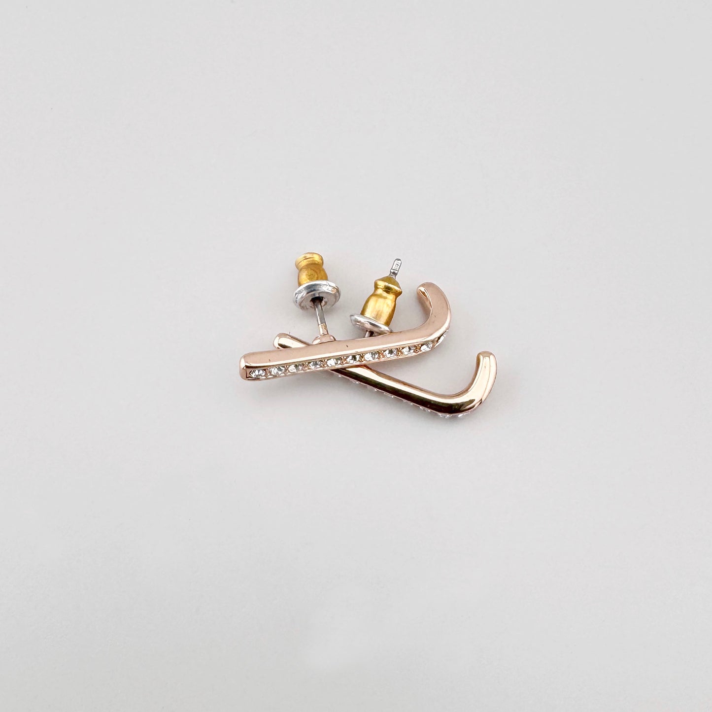 Elegant zirconia earrings in curved shape with golden plating