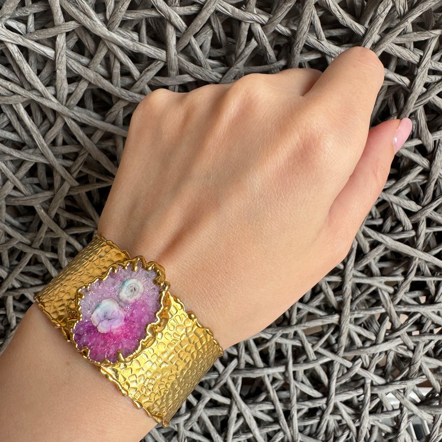Gold-plated cuff bracelet with vibrant pink-purple tourmaline and hammered finish