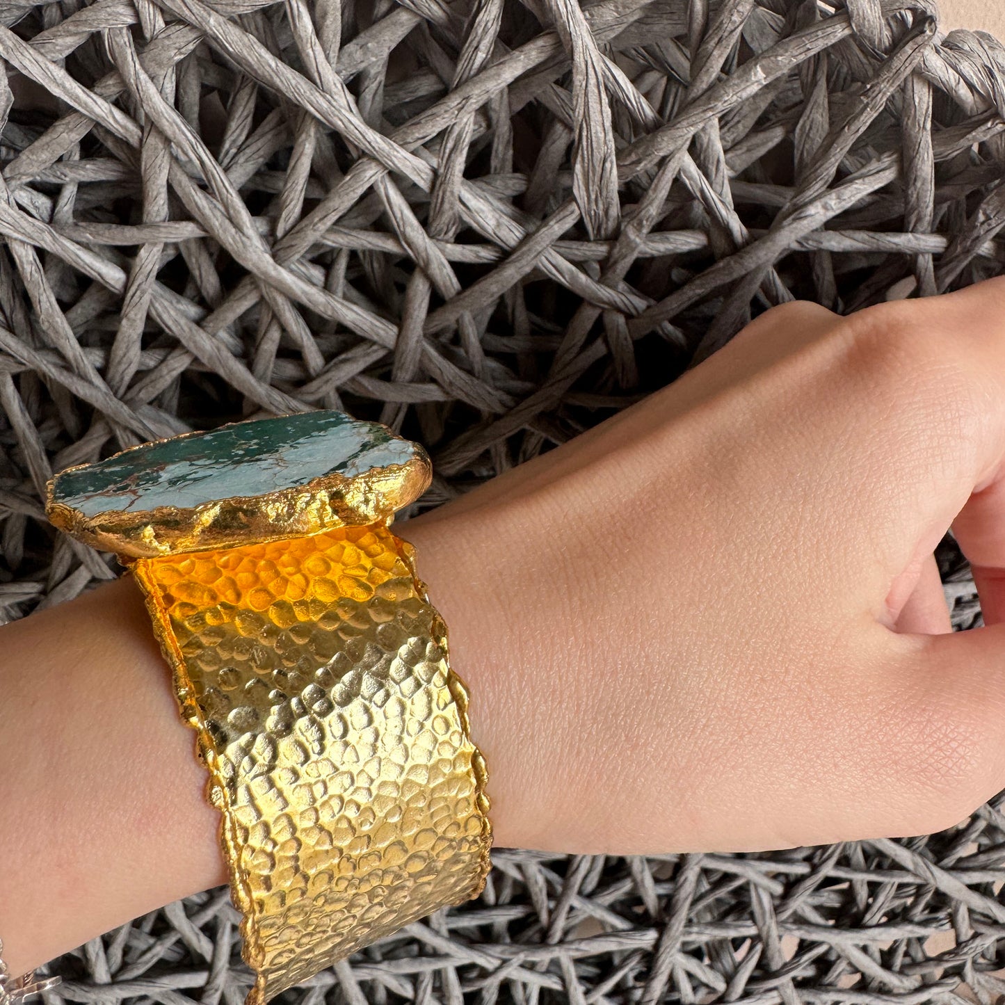 Breites vergoldetes Armband mit türkisfarbenem Stein und gehämmerter Struktur