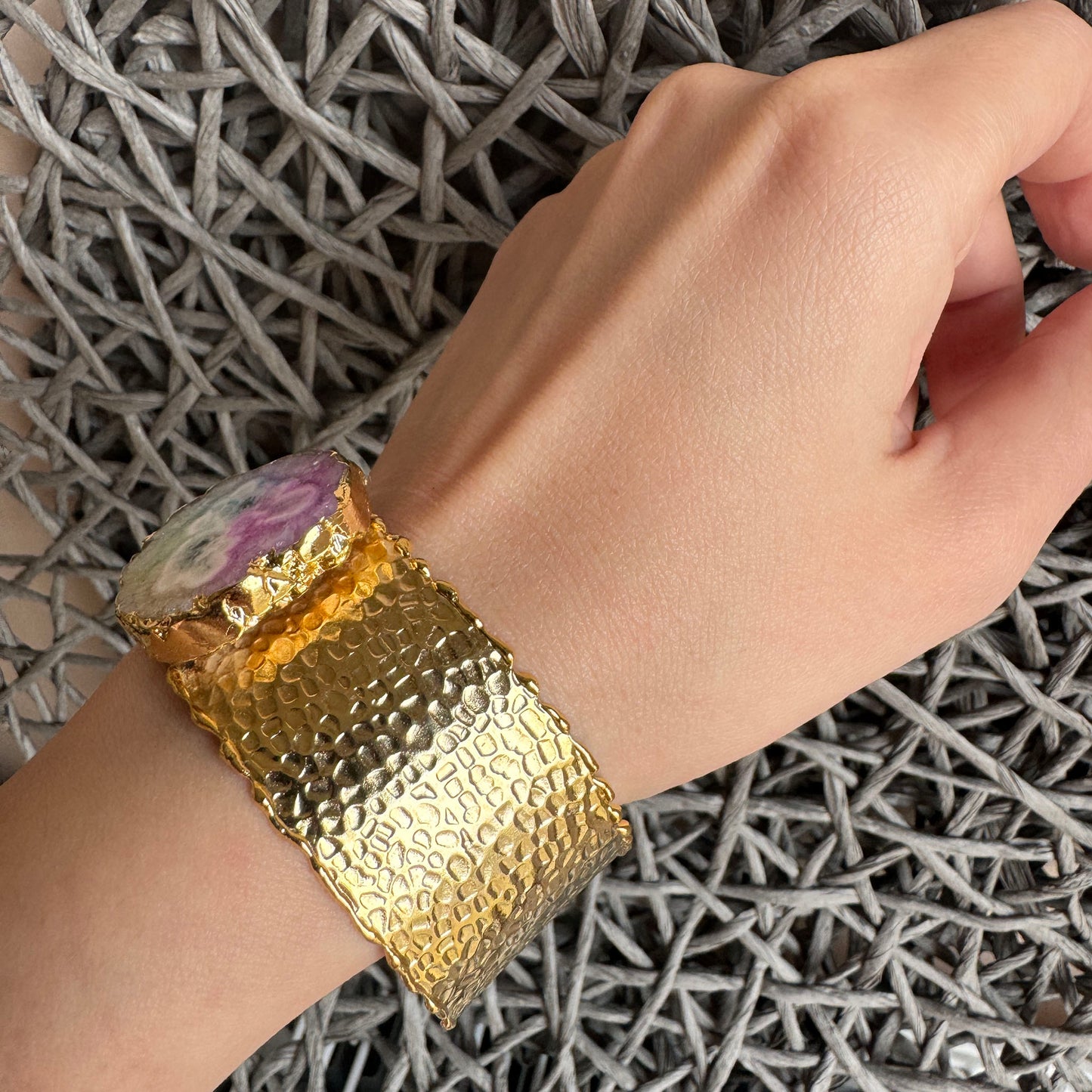 Bracelet doré avec tourmaline aux nuances pastel et surface martelée