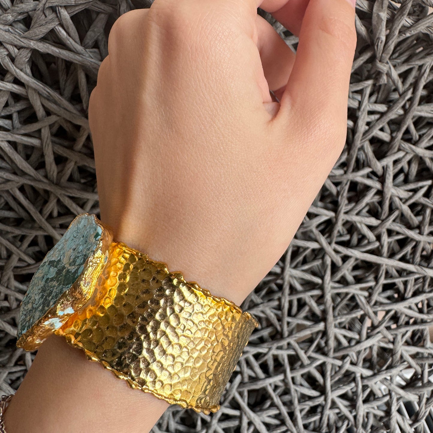 Breites Armreif aus Gold mit Türkisstein und gehämmerter Oberfläche