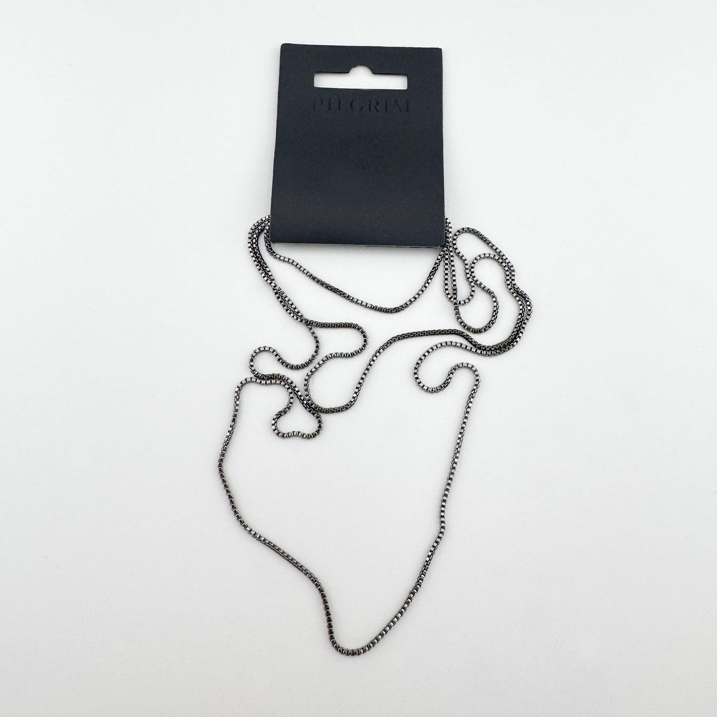 Collar tipo serpiente en grafito con diseño minimalista y sofisticado