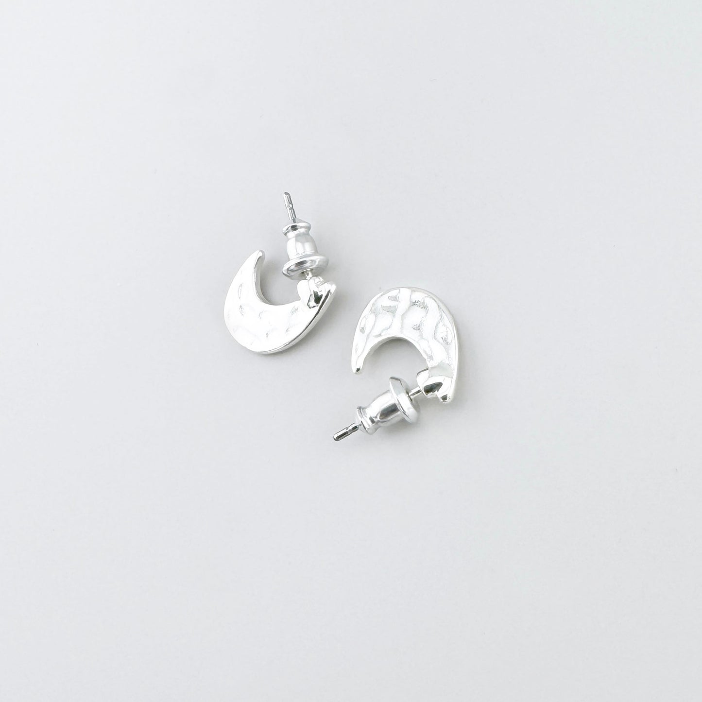 Pilgrim Halbmond-Ohrringe mit gehämmerter Struktur, polierten Akzenten und matten Vertiefungen