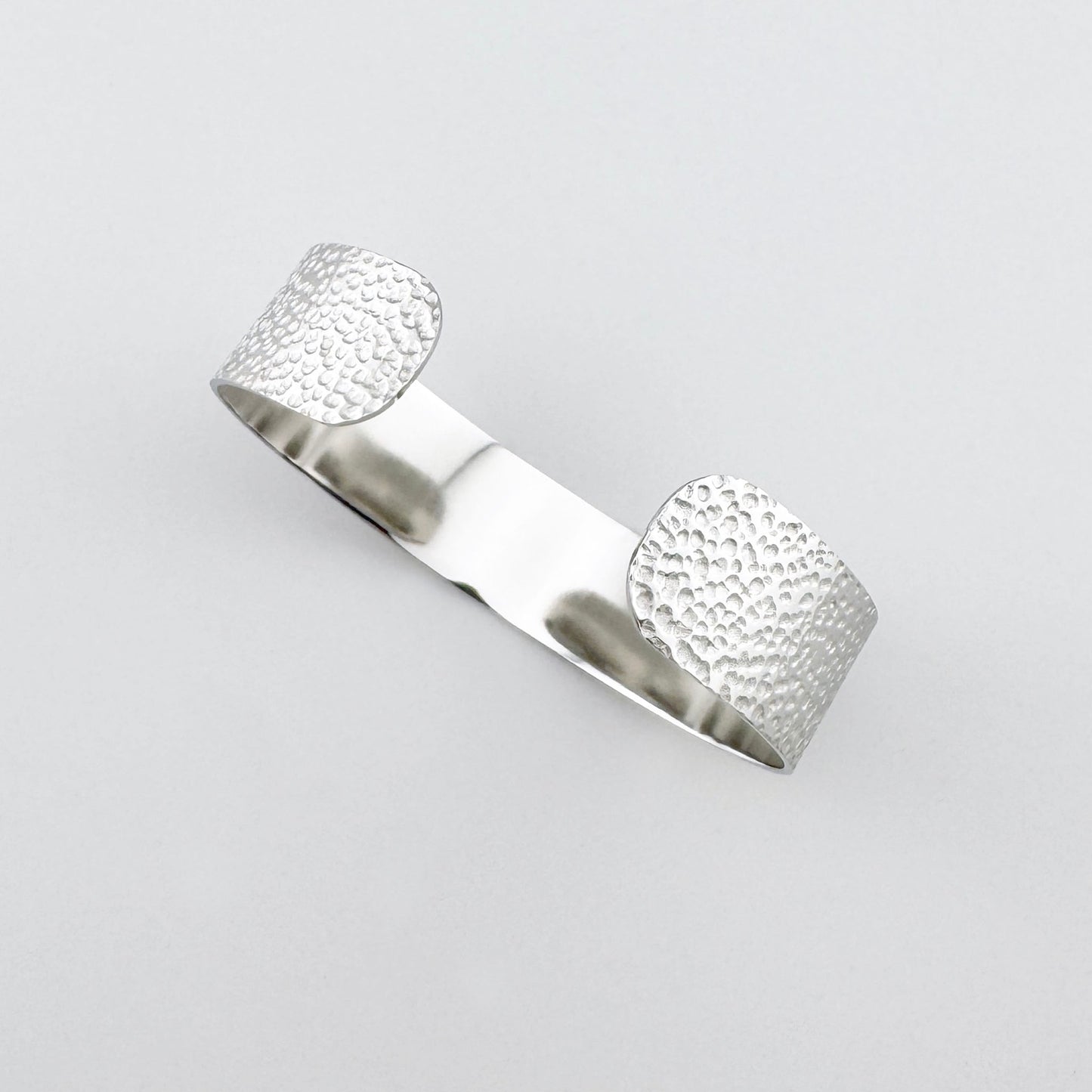 Bracelet manchette ouvert en métal martelé au design épuré