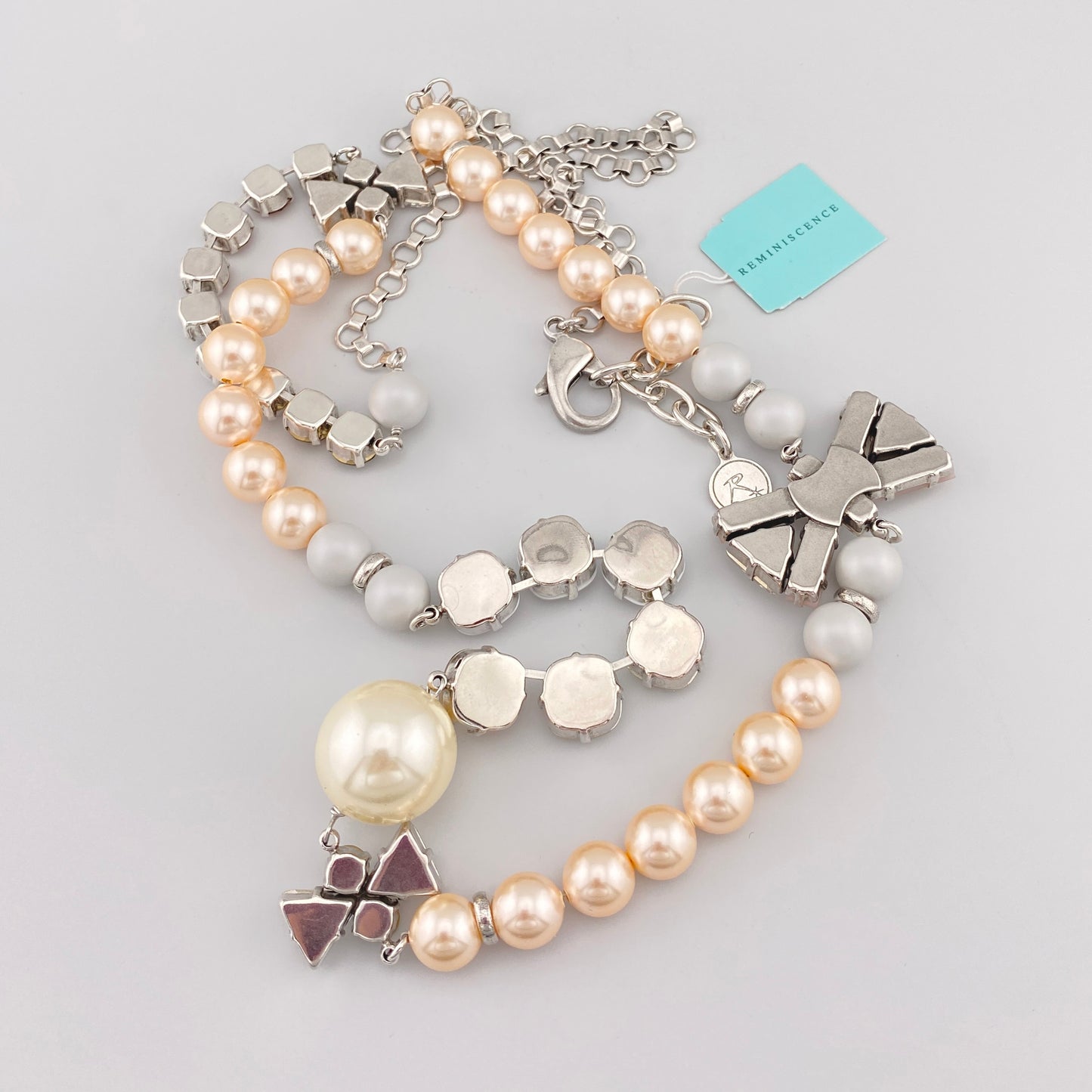 Collier artisanal avec perles pastel et détails en cristal