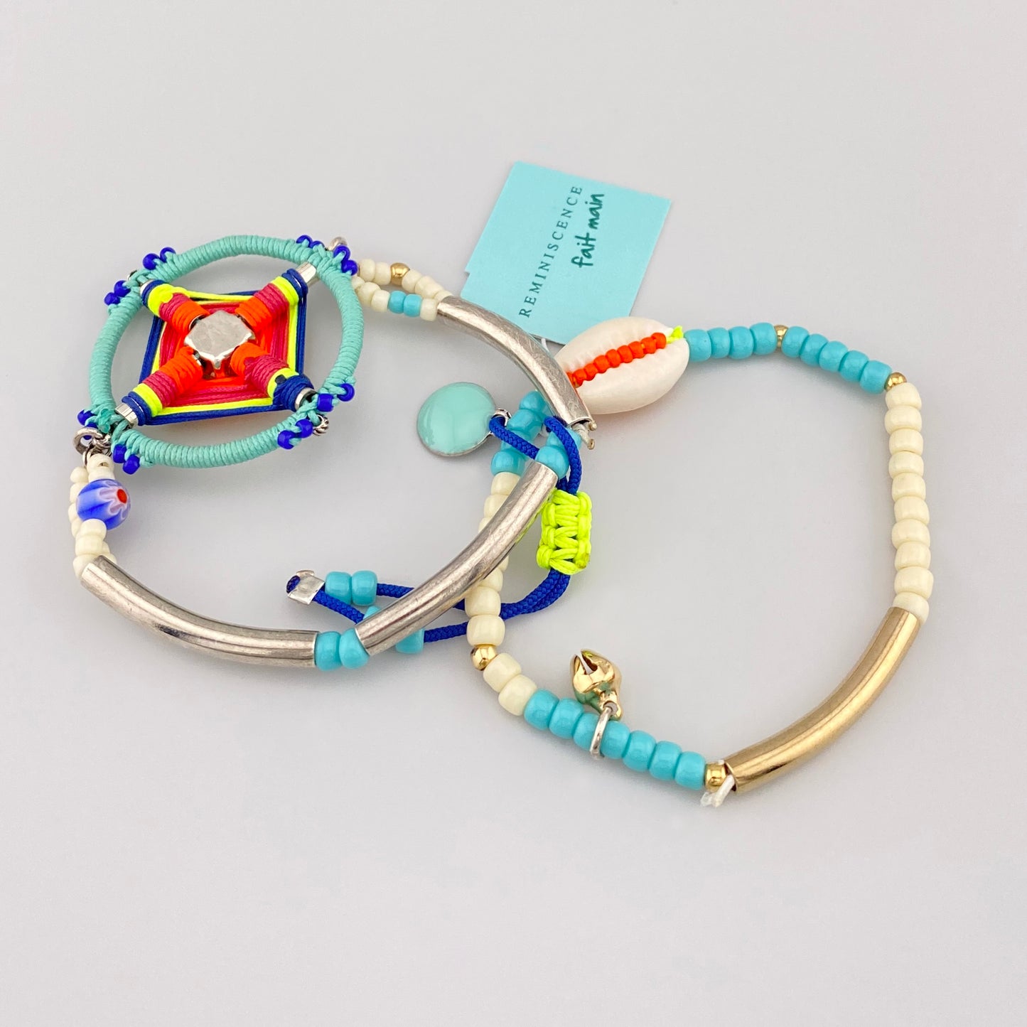 Bracelets colorés avec coquillages, perles et cristaux au style estival