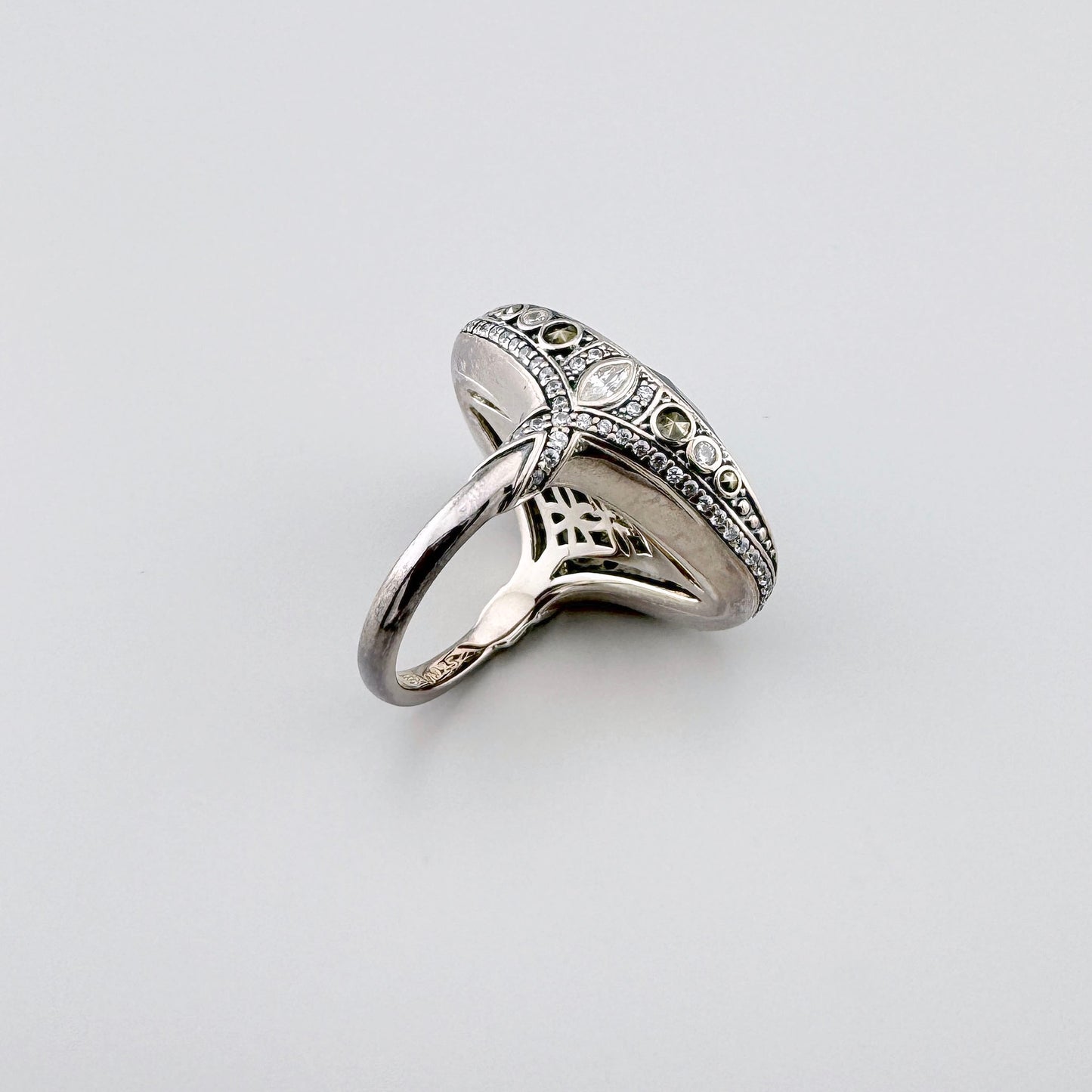 Anillo Thomas Sabo de plata con hematita facetada y perfil ornamental