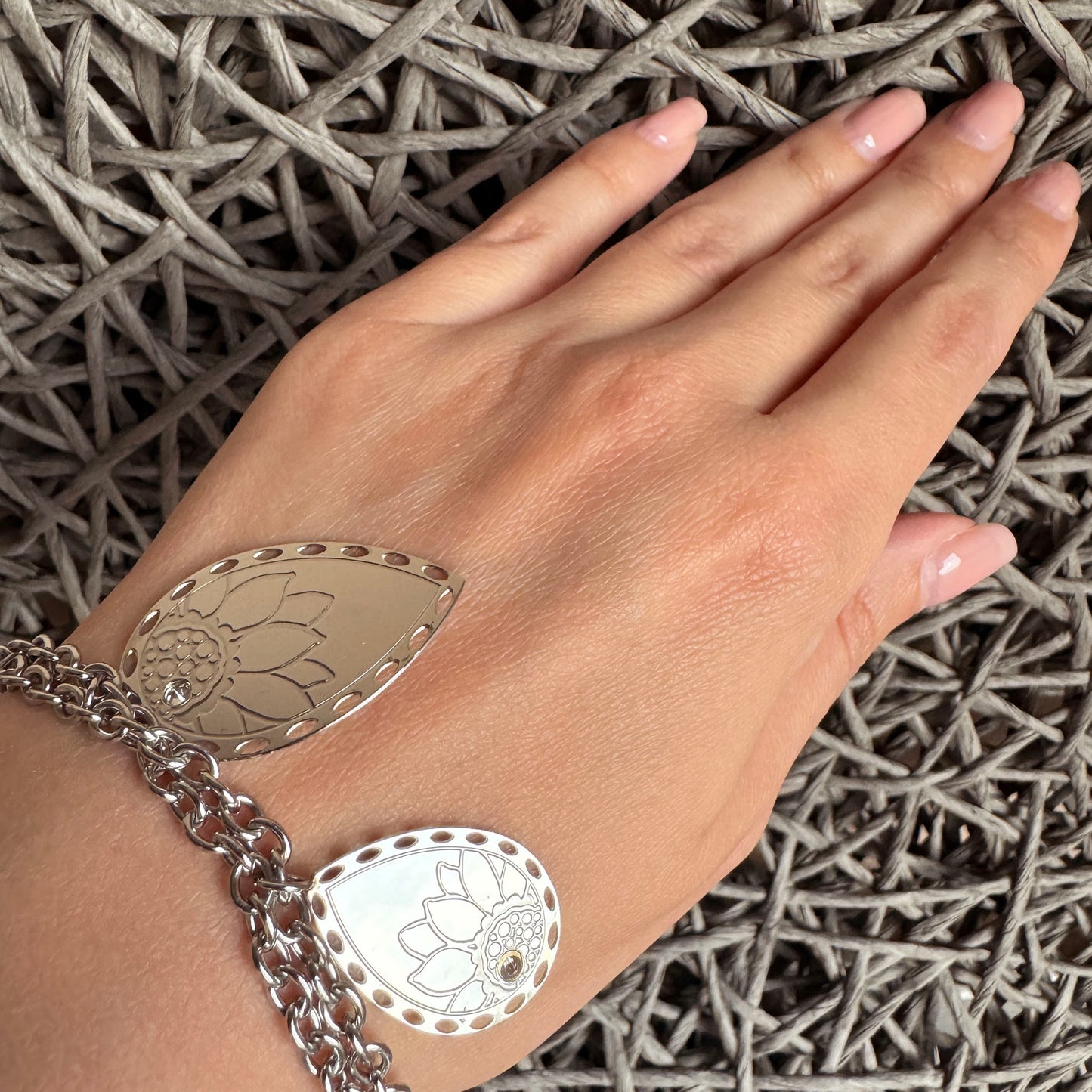 Italian bracelet with lotus-shaped charm and double chain design