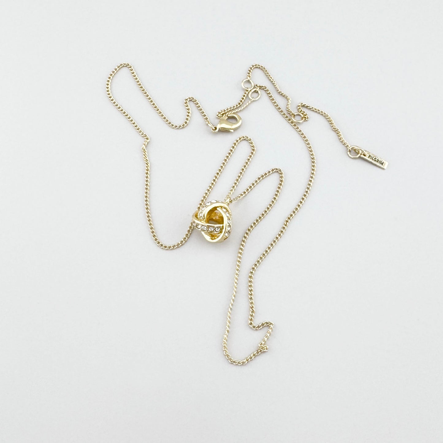 Collier Pilgrim avec pendentif en nœud orné de zircons brillants et fine chaîne dorée