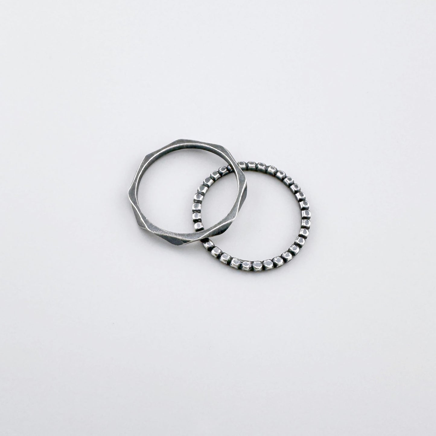 Silberring 925 mit feinem Kugelmuster, sanft oxidiert, ruhiger minimalistischer Look