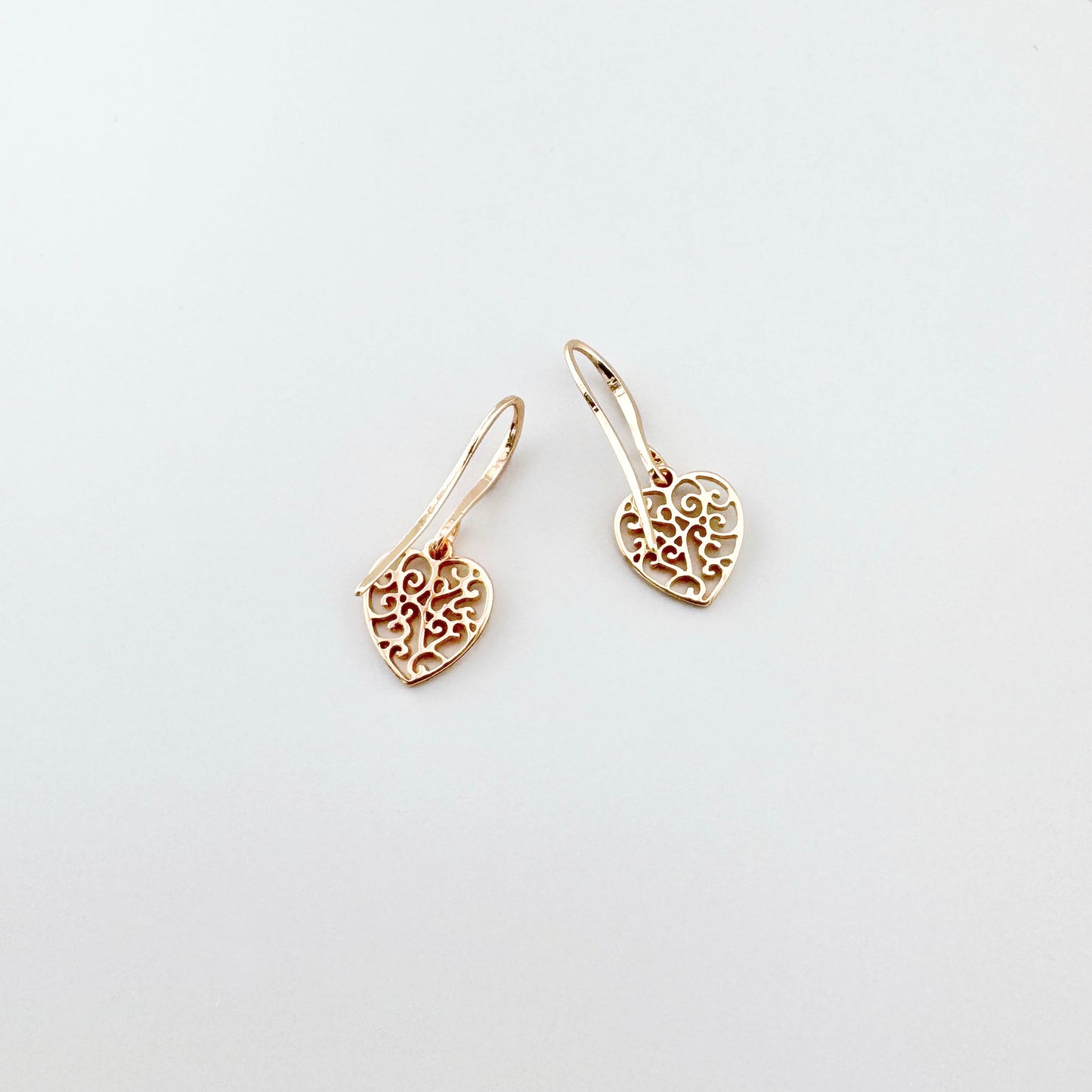 Ажурні серця Pilgrim із золотистим блиском, легка посадка на гачку й витончений рух