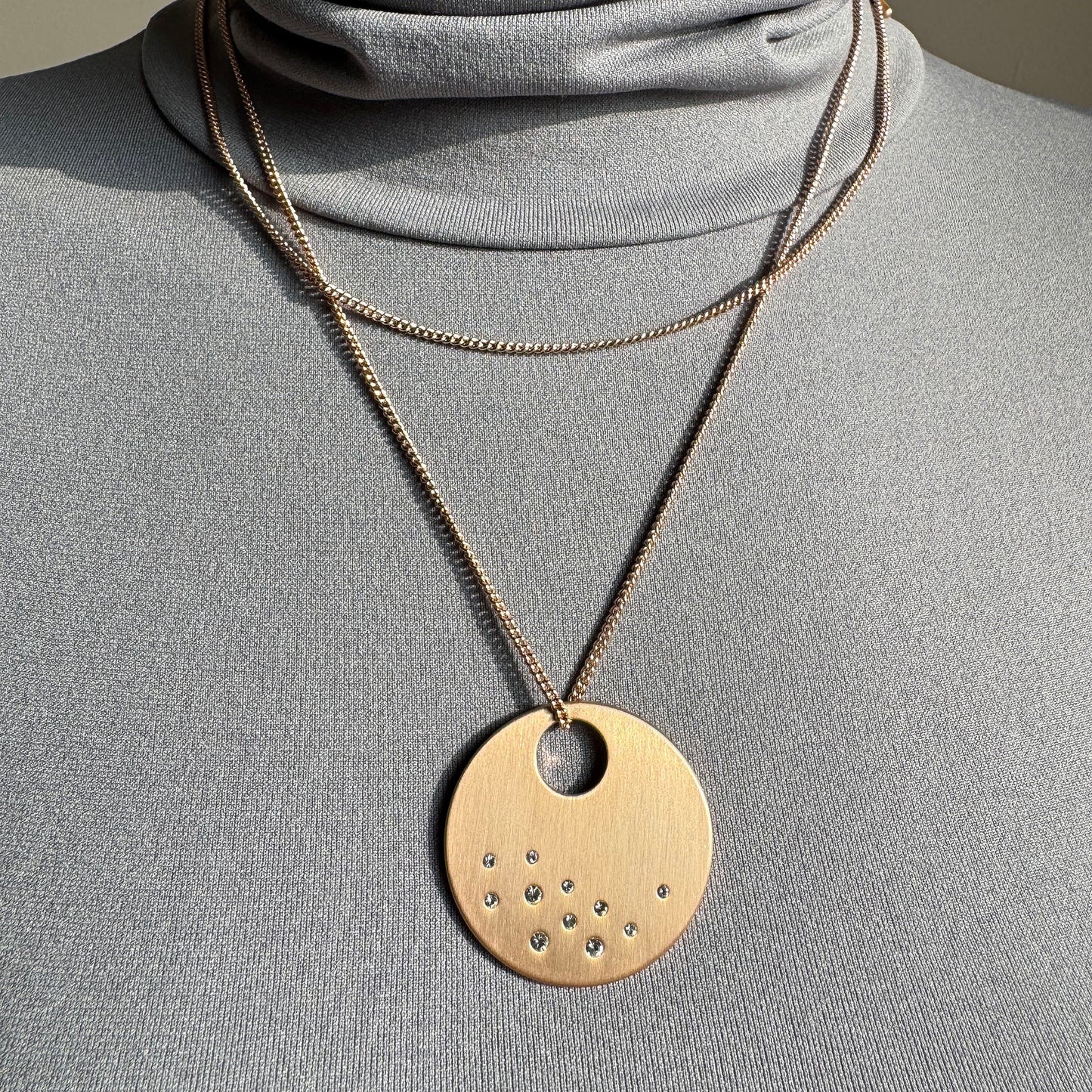 Collar Pilgrim con medallón redondo dorado mate con circonitas en diseño 2 en 1