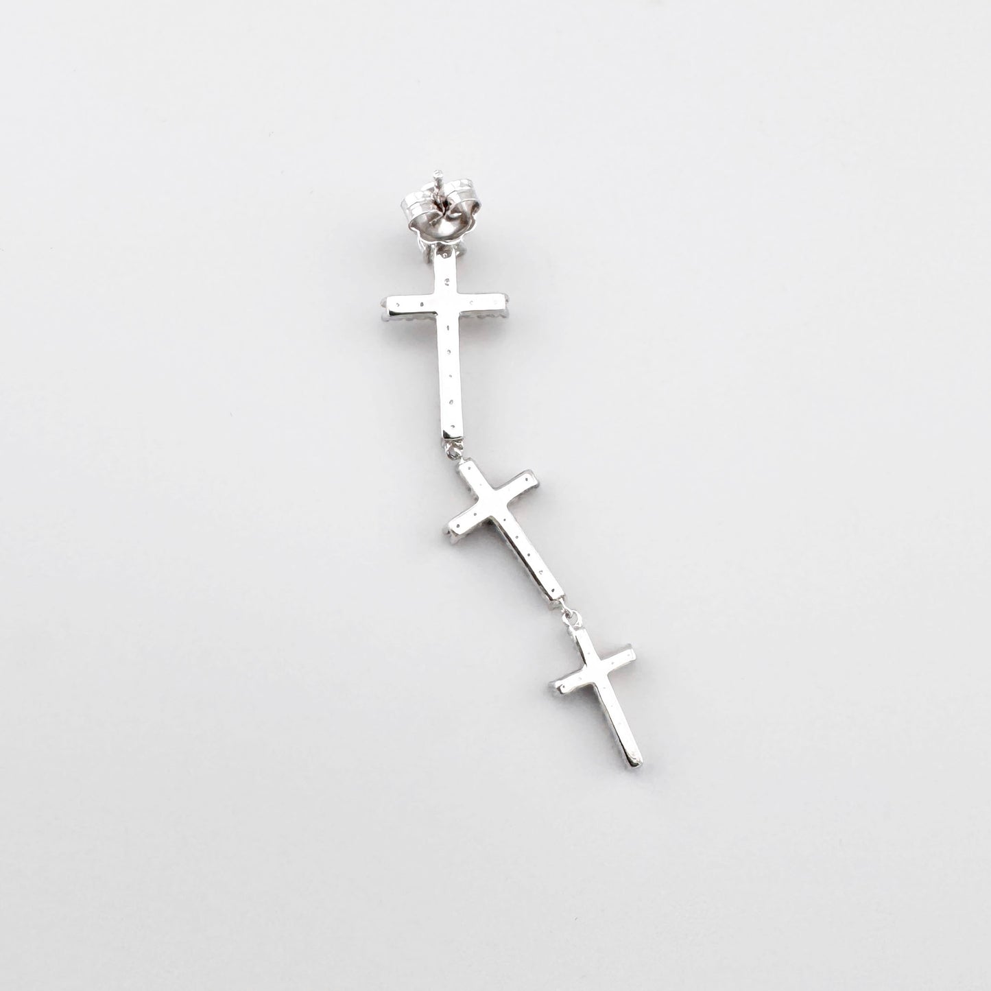 Pendiente plateado Bliss Gioielli con tres cruces en una línea ligera