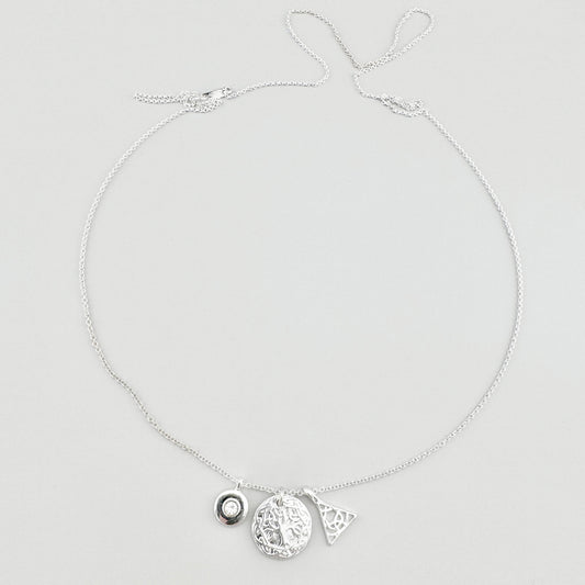 Naszyjnik Pilgrim z trzema zawieszkami w kolorze srebra na białym tle