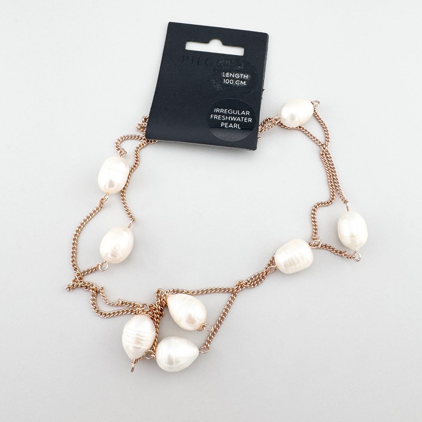 Collar largo de perlas naturales de agua dulce con empaque de marca Pilgrim