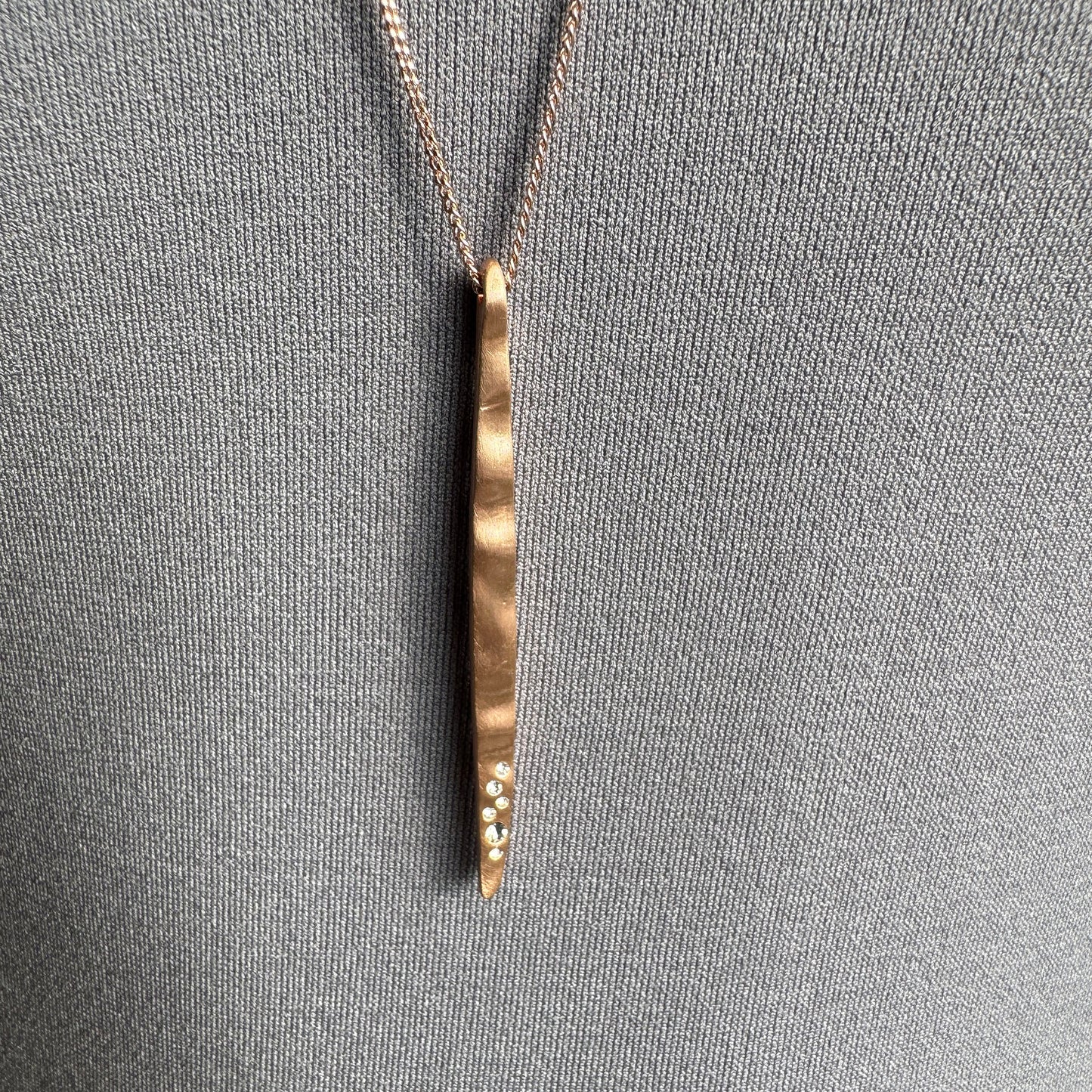 Collier Pilgrim doré mat avec long pendentif fin orné de zircons subtils