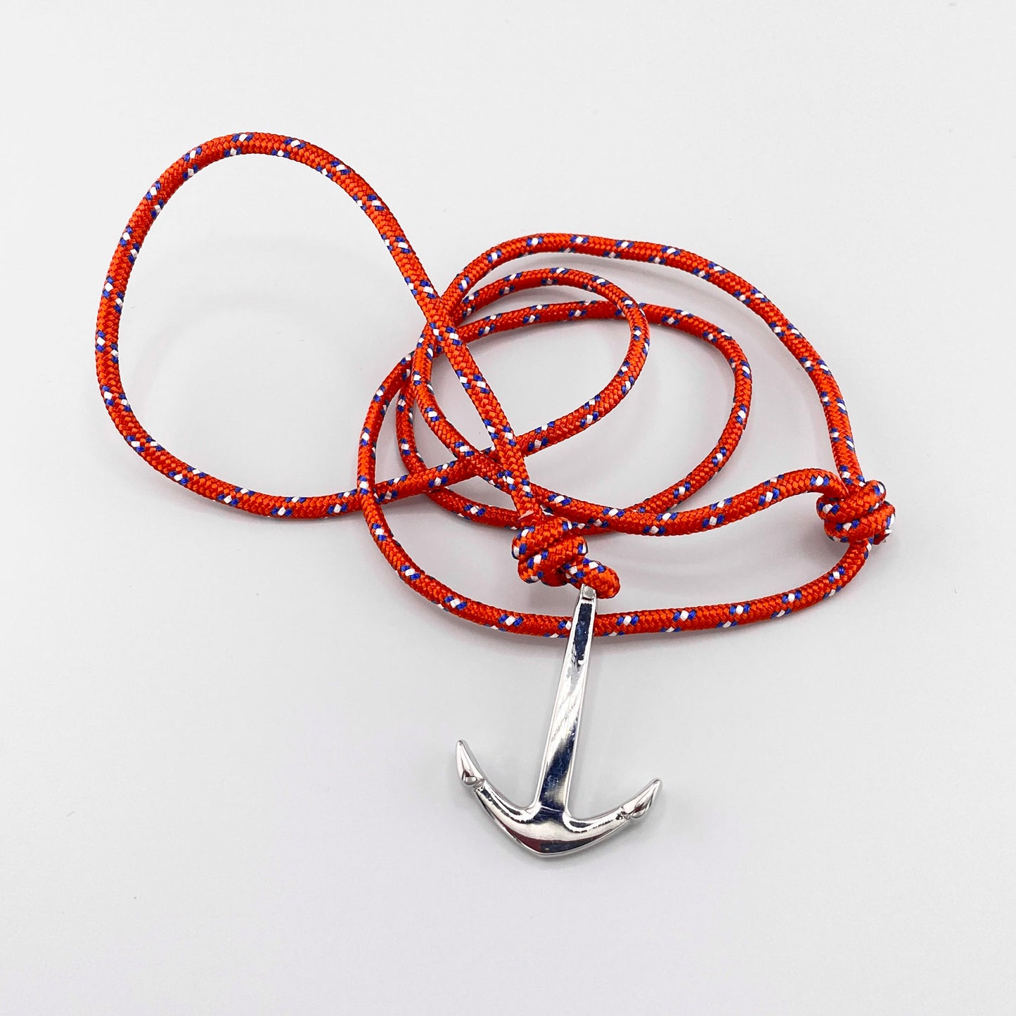 Collier corde rouge avec pendentif ancre argentée brillante