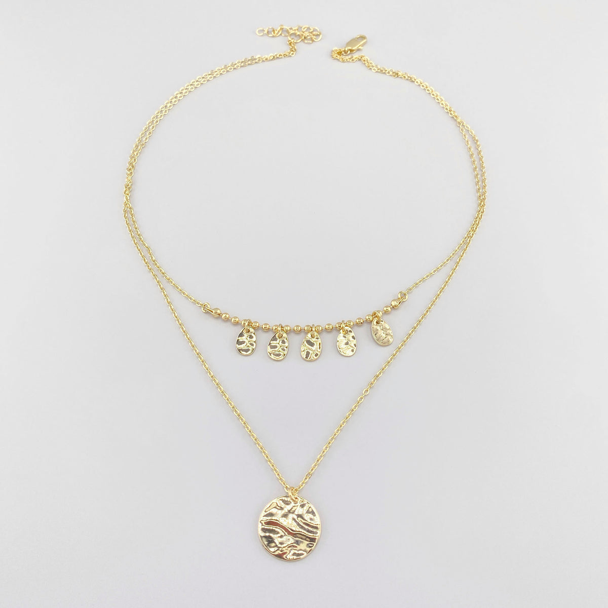 Collier IRL avec médaillons dorés martelés et chaîne fine réglable