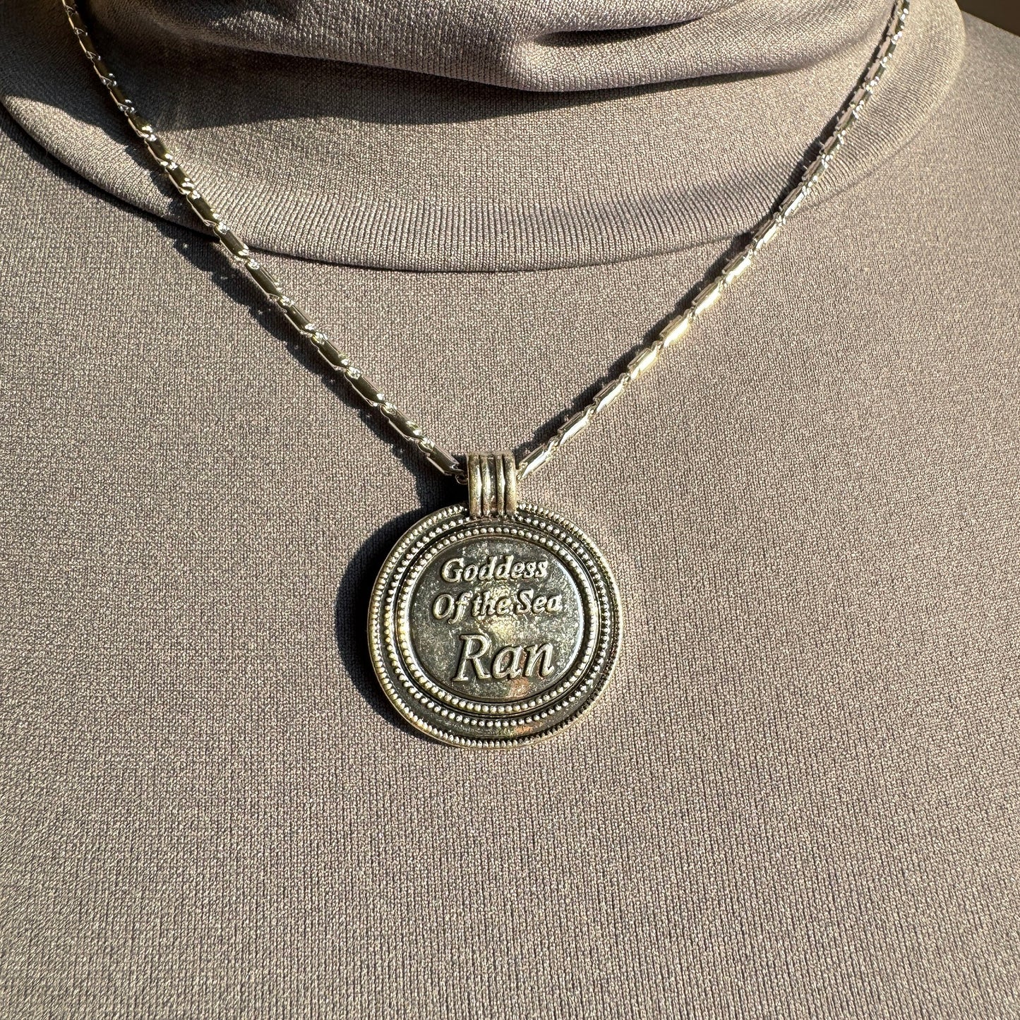 Pilgrim Halskette mit Medaillon und geometrischer Kette im Detail getragen