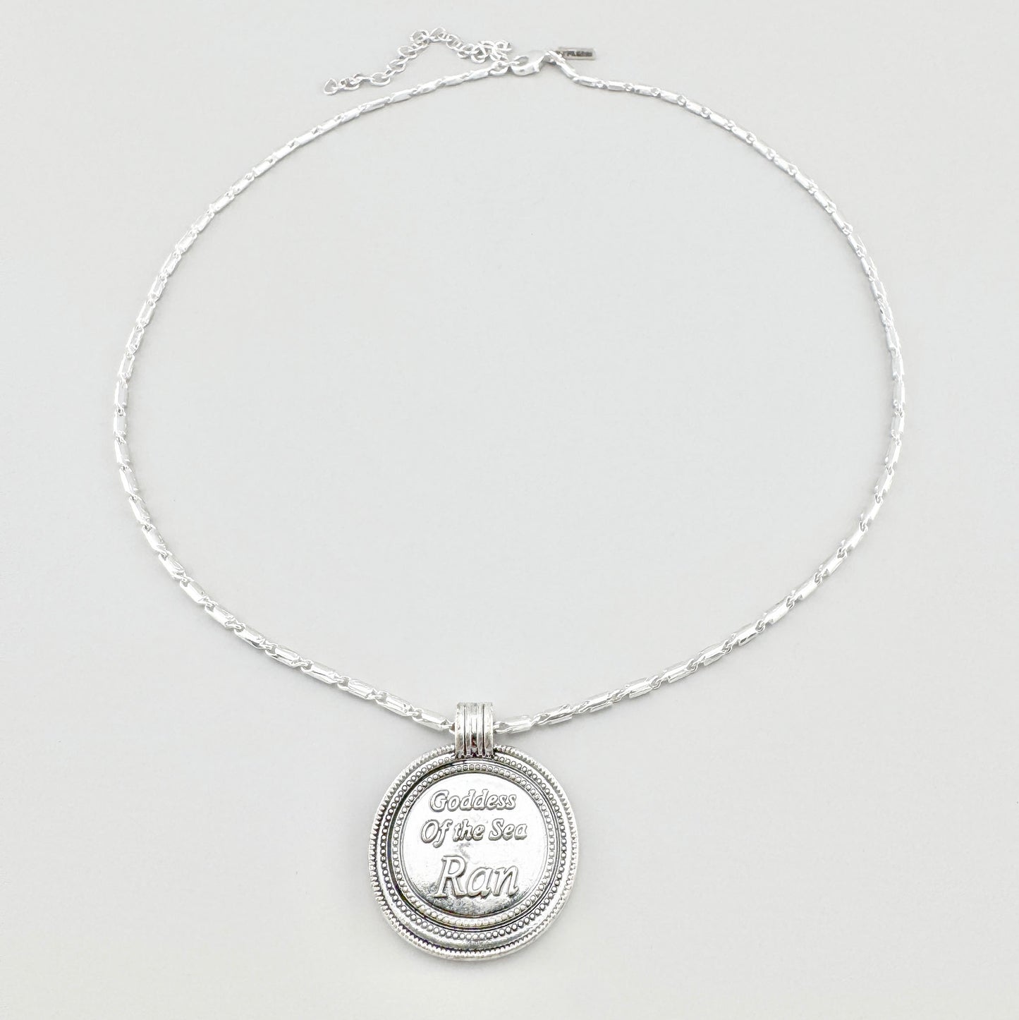 Collier Pilgrim avec médaillon argenté et chaîne géométrique soigneusement disposé