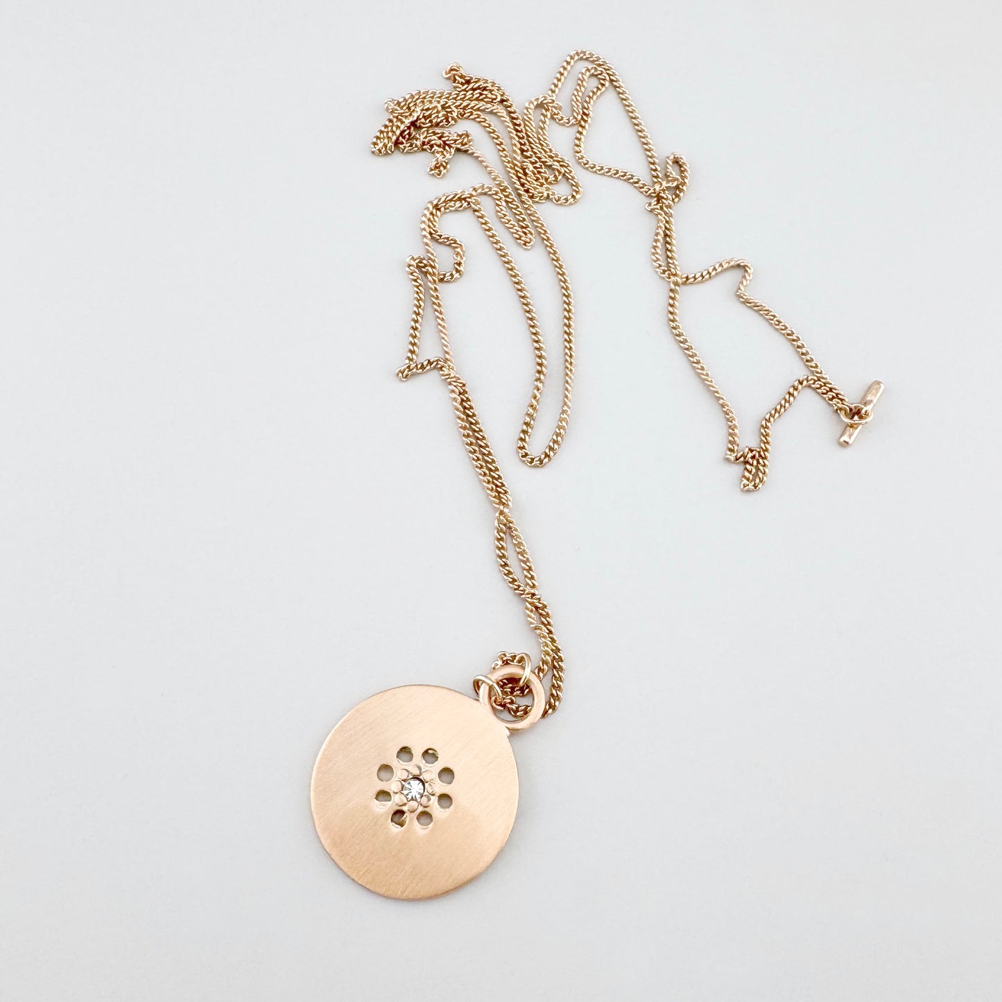 Collier Pilgrim avec pendentif médaille dorée 2-en-1 et délicats détails de zircons