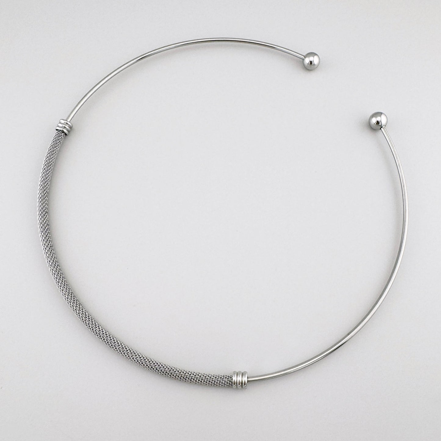 Крупний план браслета mesh у сріблястому відтінку з гладким полиском