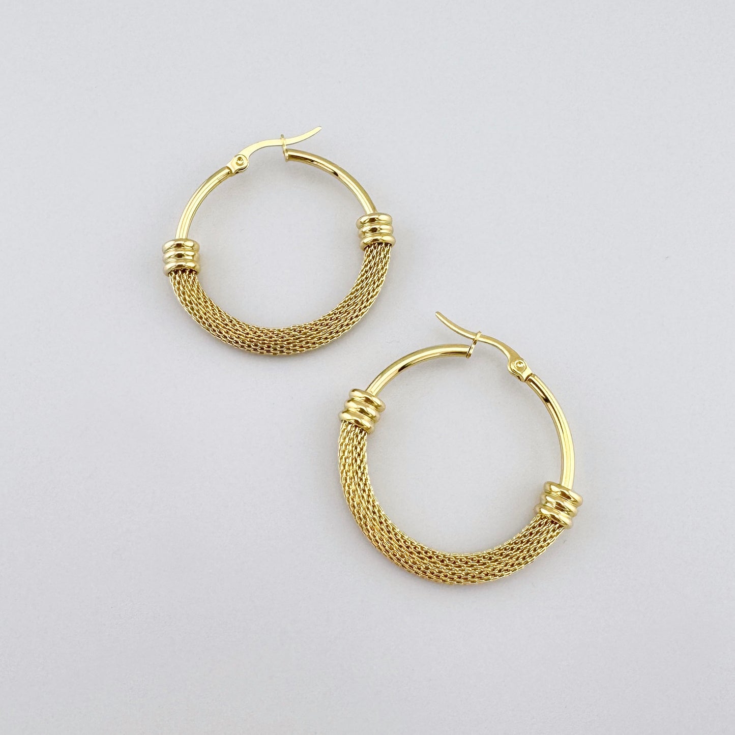 Kolczyki koła mesh z delikatną fakturą i ciepłym odcieniem złota, subtelny połysk