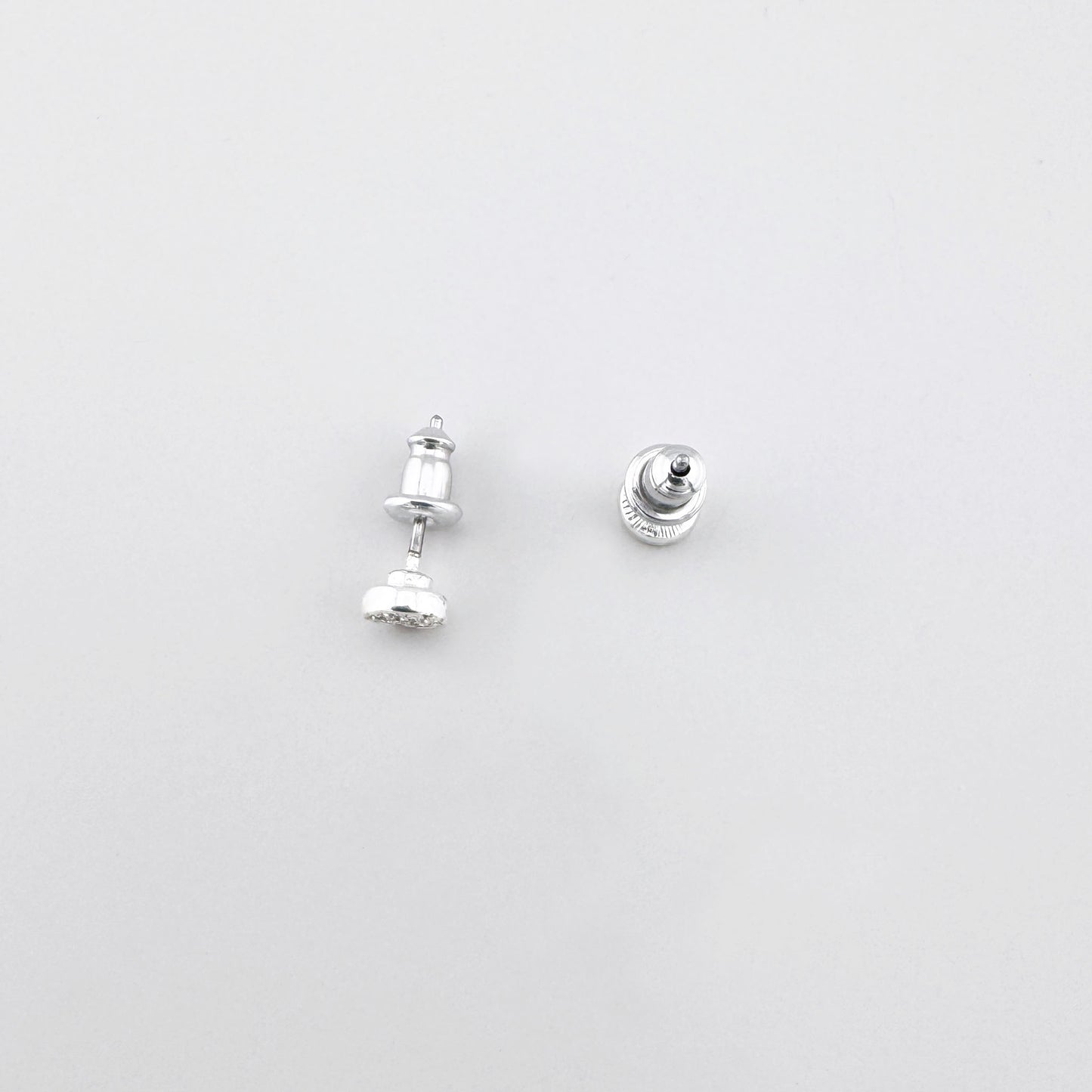 Kleine silberne Ohrstecker mit Zirkonia im skandinavischen Design