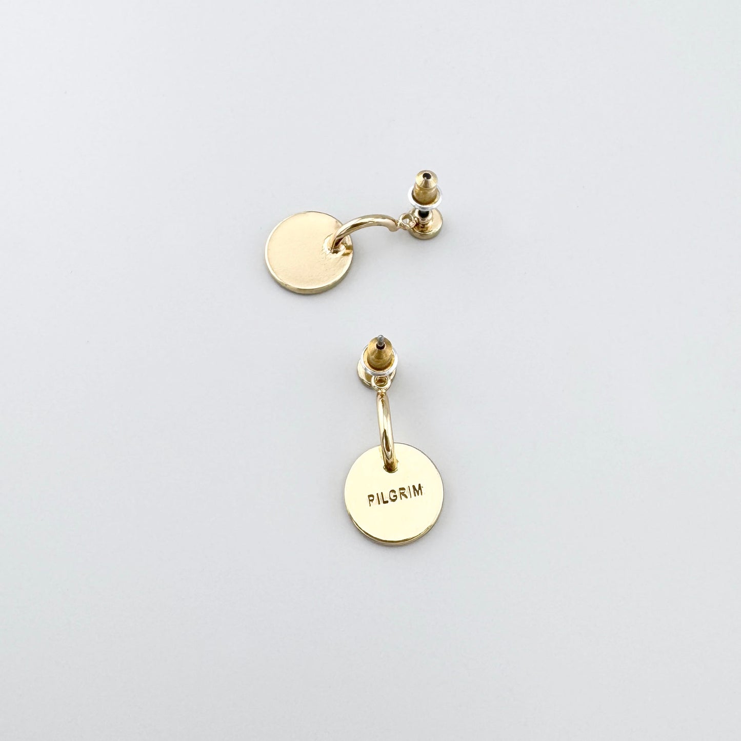 Boucles Pilgrim à disques minimalistes, face satinée et revers poli, port en puces ou avec disque mobile