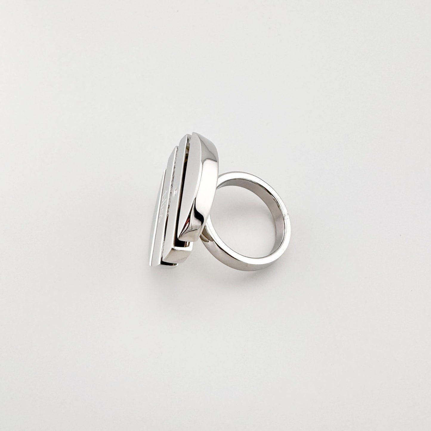 Каблучка Bliss Gioielli з рухомим декором і полірованою геометрією зблизька