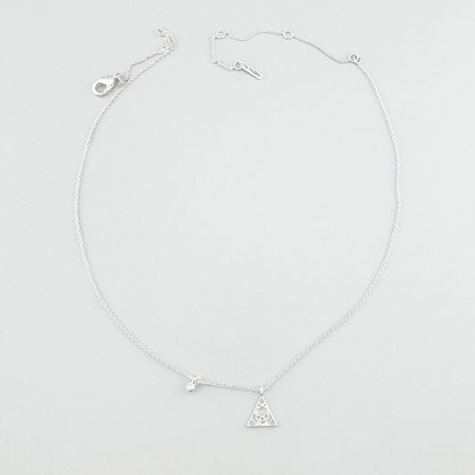Naszyjnik Pilgrim z trójkątną zawieszką i kryształem na białym tle